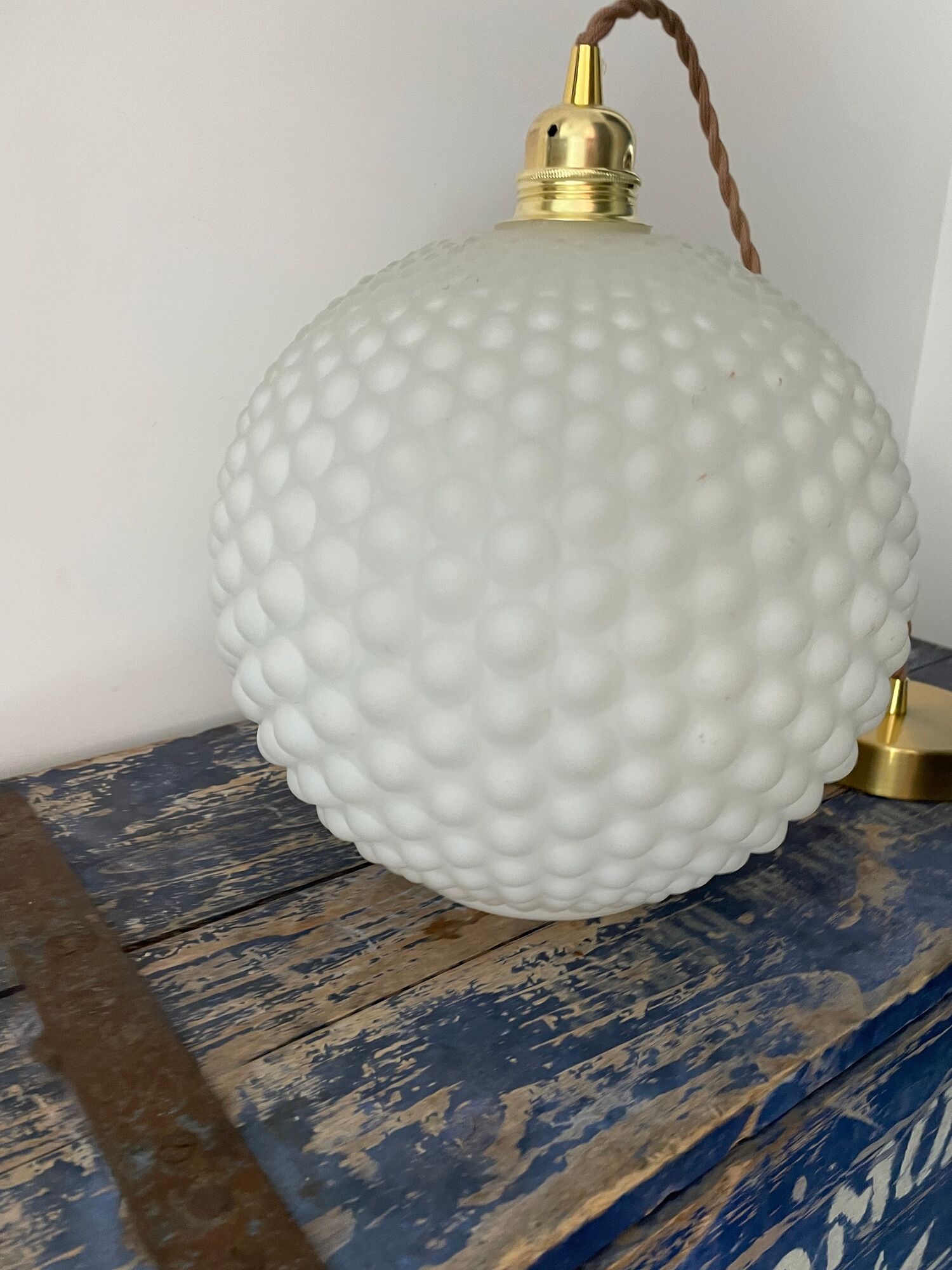 Large vintage suspension year 70 in white opaline with electrified bubbles to nine