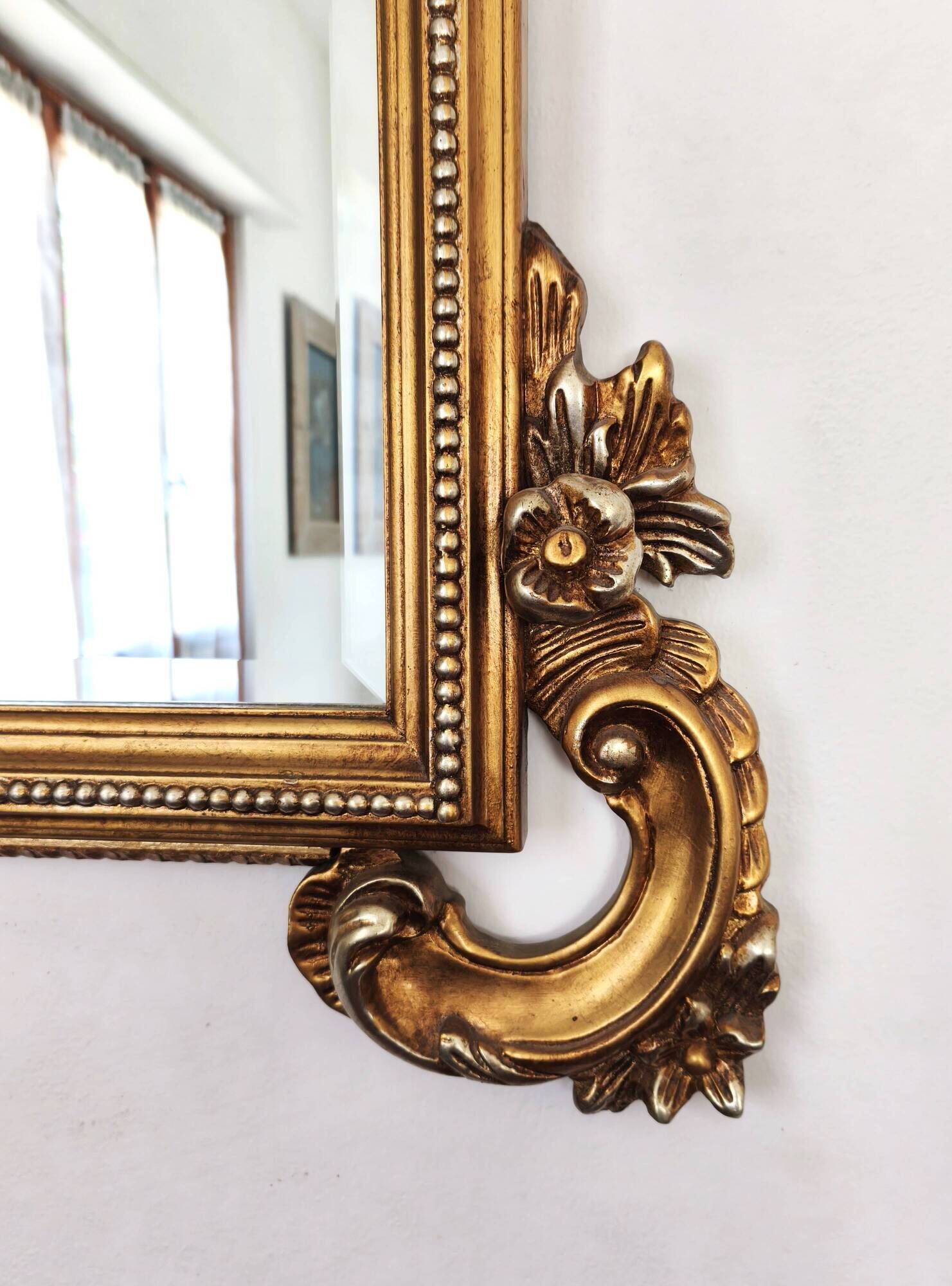 Large Italian mirror in carved wood, traditional gilding, 1980s.