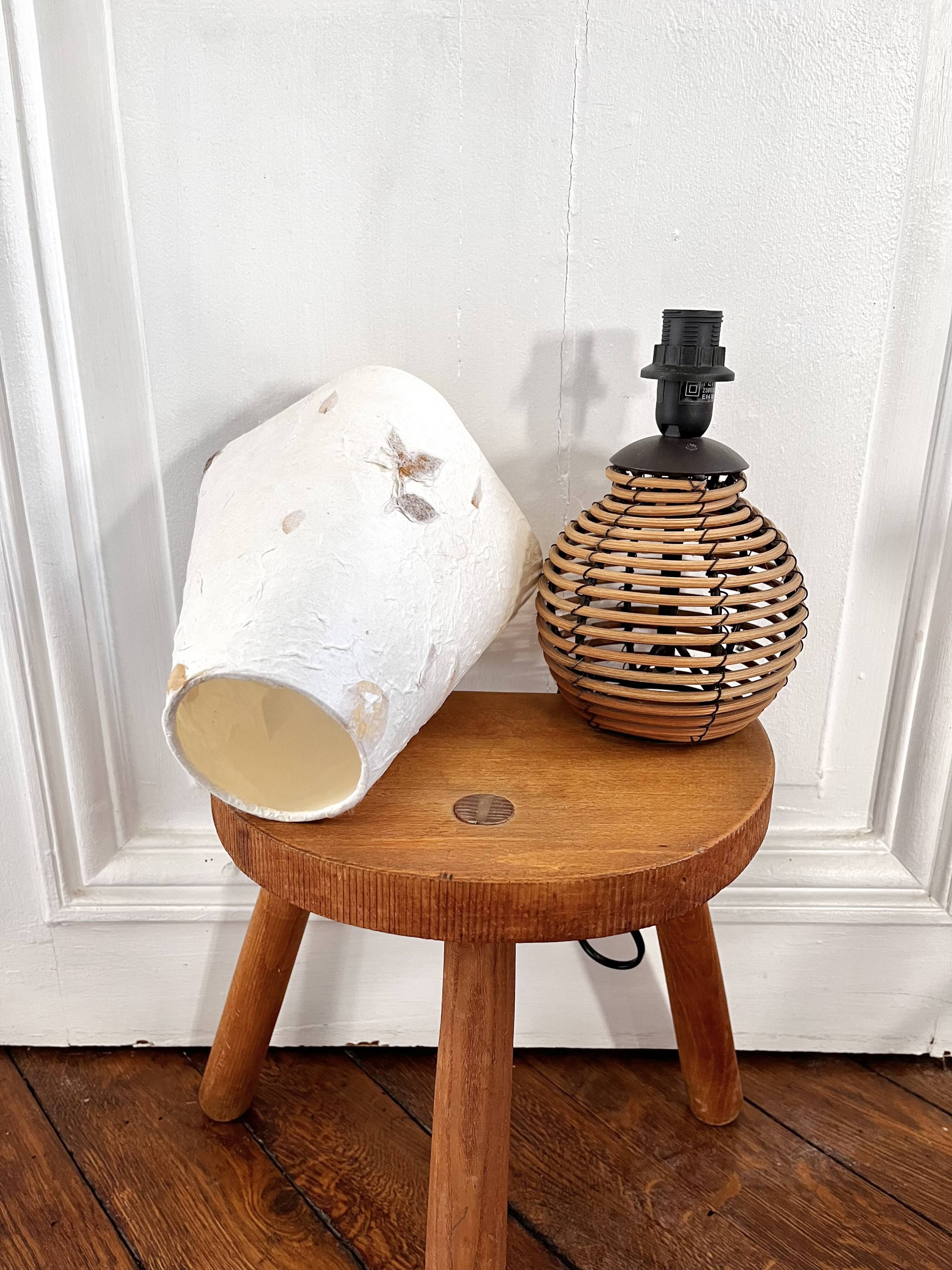 Lampe boule rotin et herbier