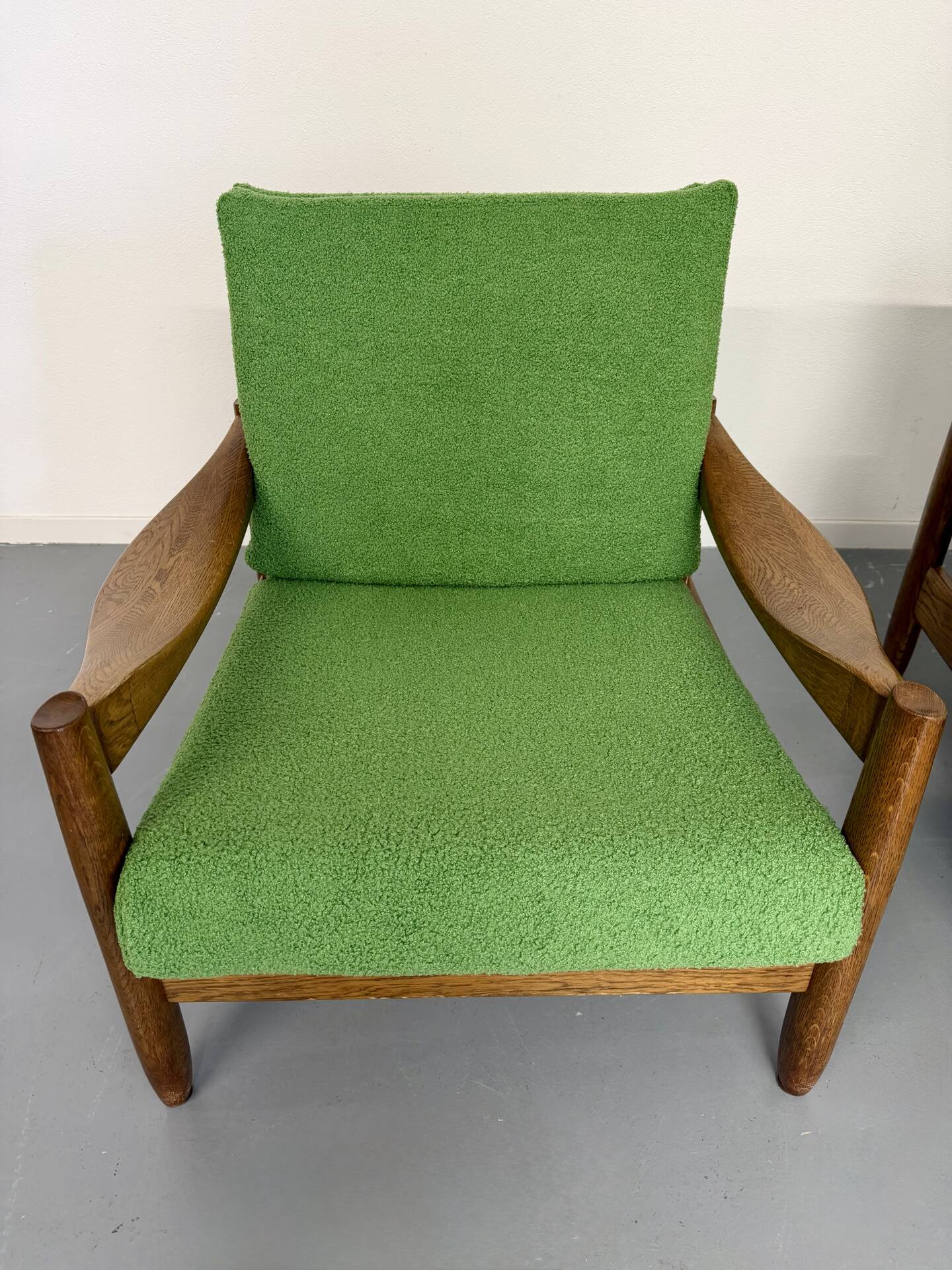 Lot of 2 vintage armchairs in solid oak with boucle fabric, Scandinavian design from the 70s.