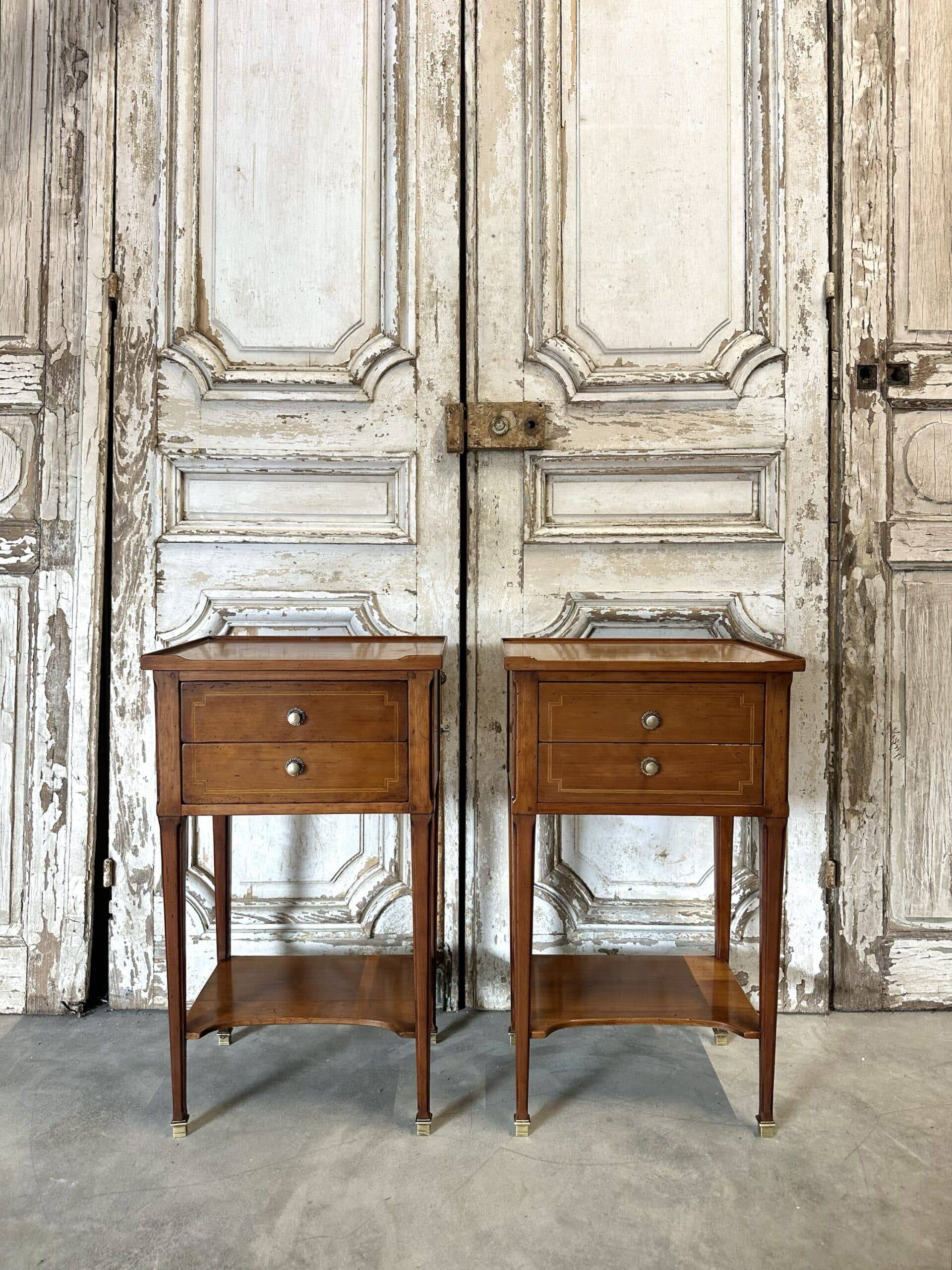 Paire de chevets de style Directoire en merisier, 20e siècle