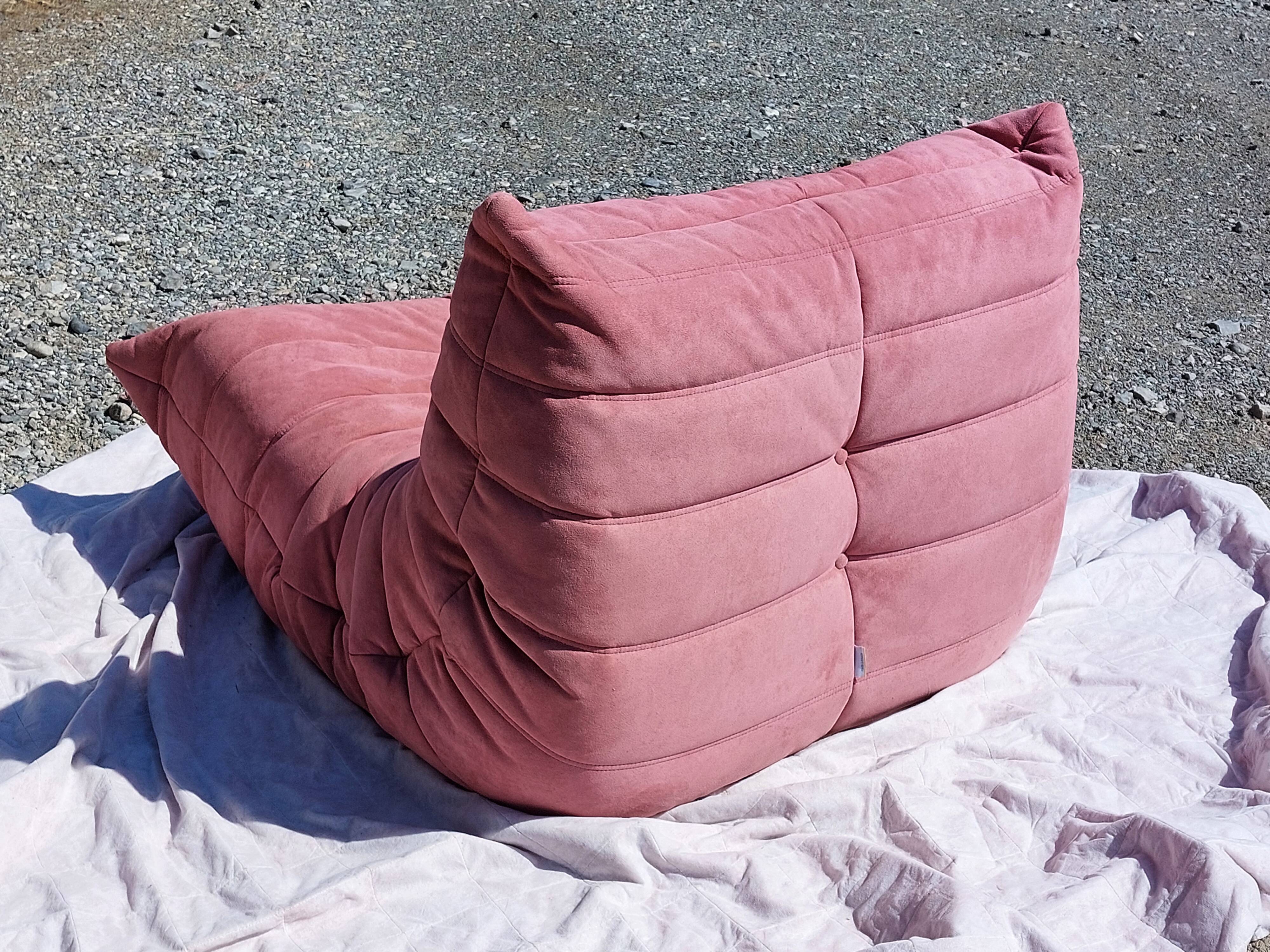 Chauffeuse Togo en velours vieux rose - Ligne Roset