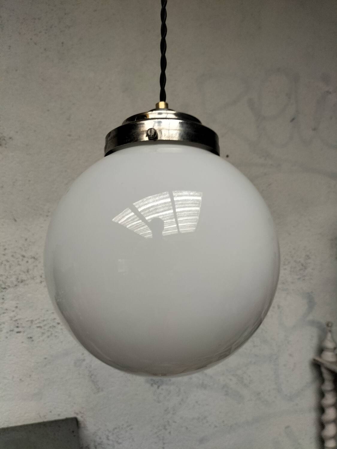 Opaline ball suspension