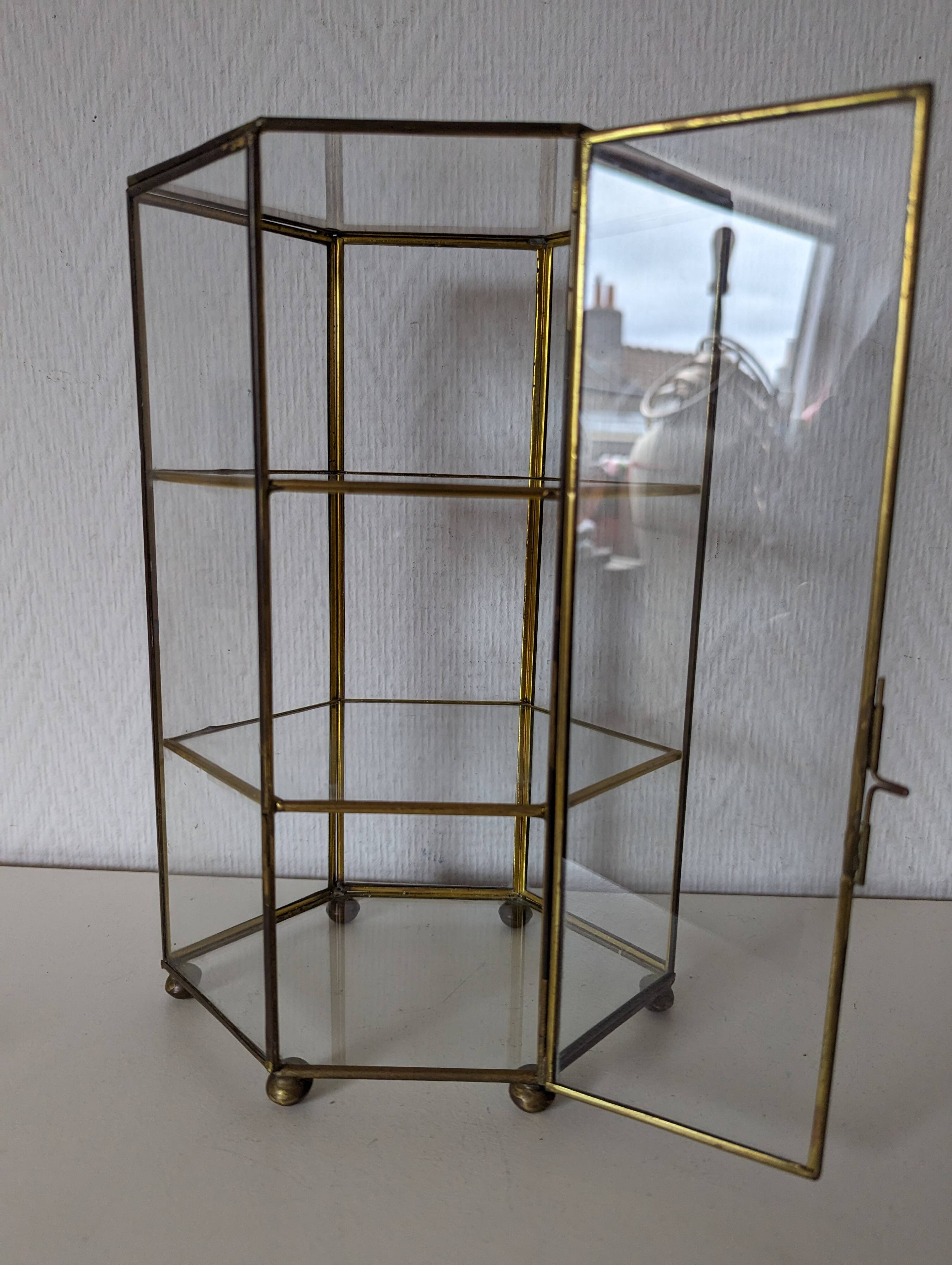 Vitrine pour miniatures, armoire en verre et laiton