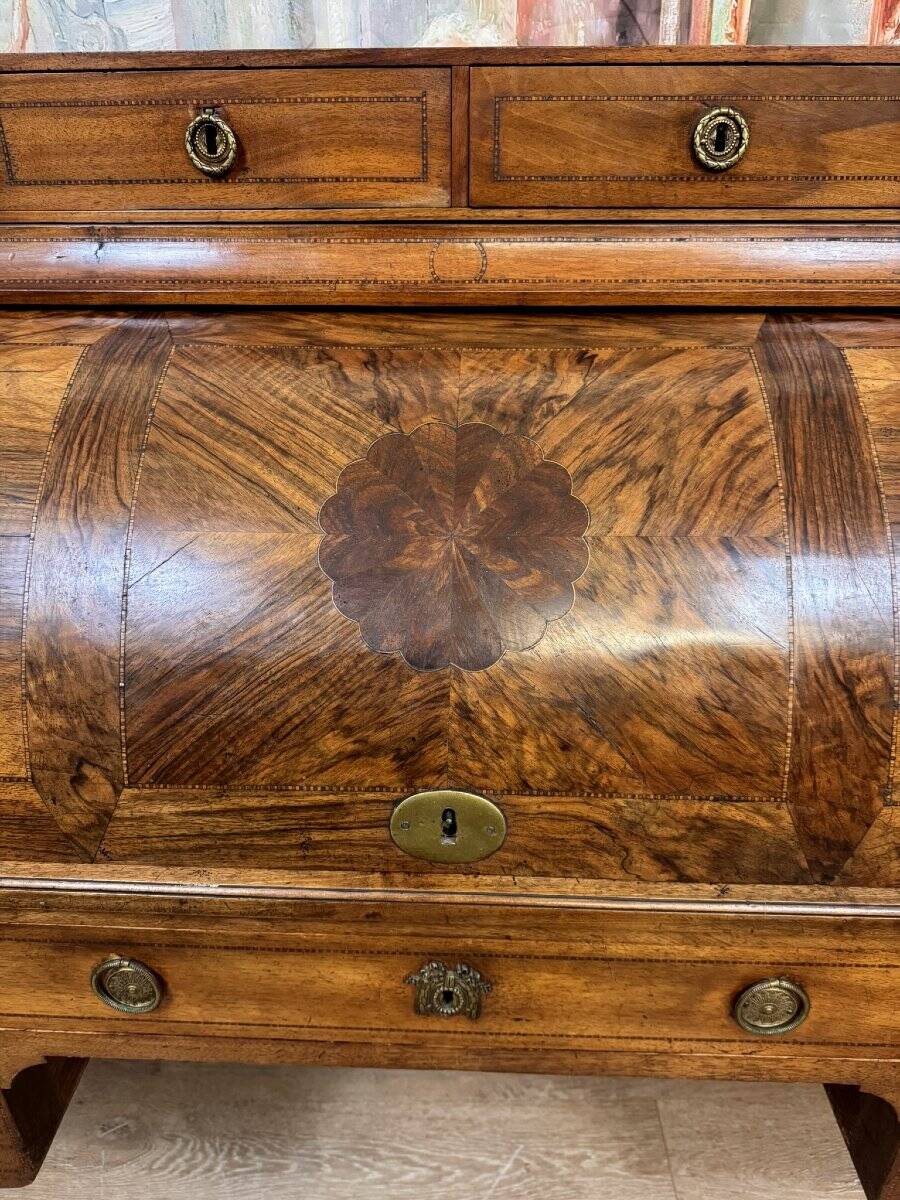 Bureau à cylindre de centre en noyer, époque Louis XVI