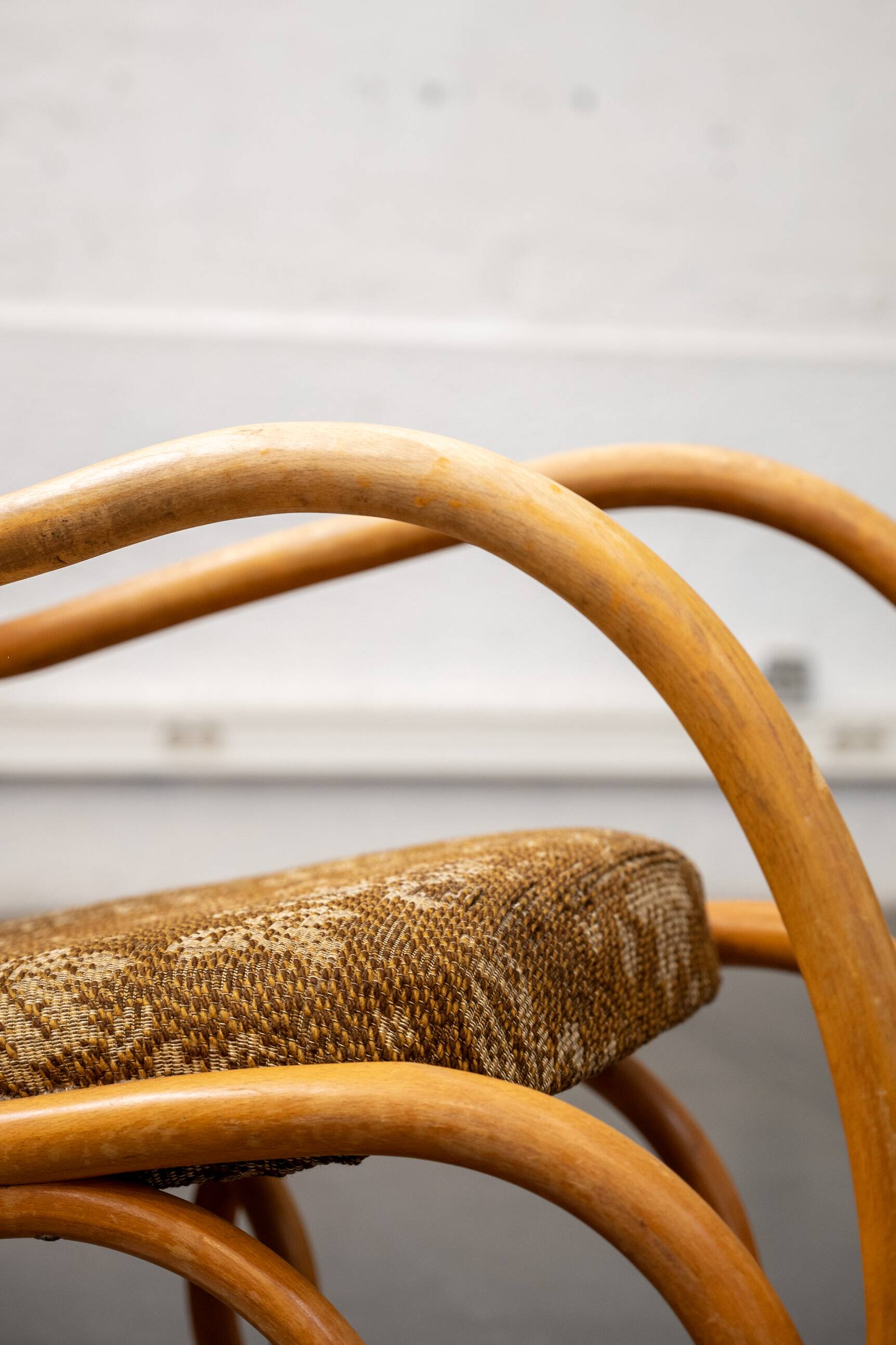 Rocking chair en bois courbé