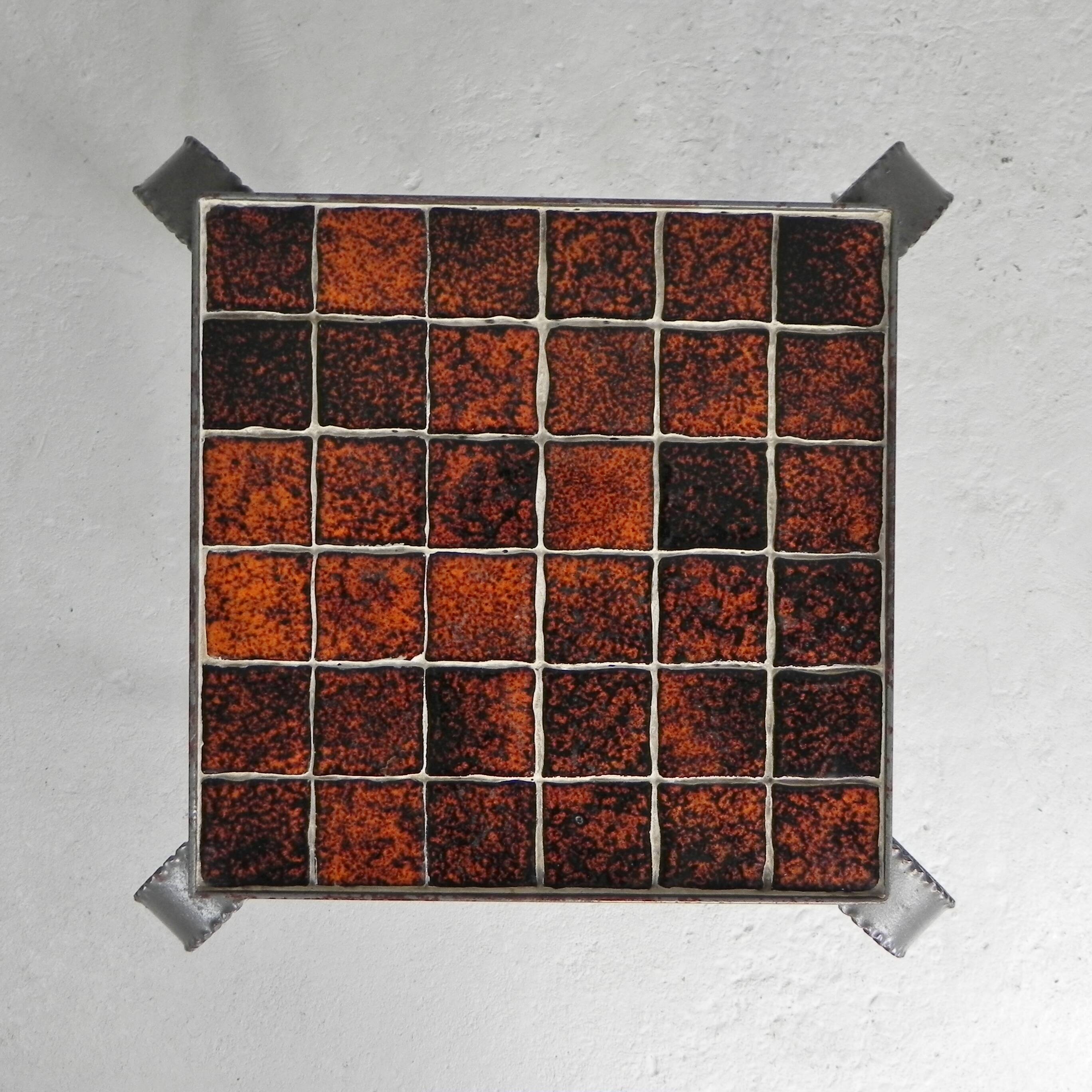 Table basse brutaliste, table carrelée avec 36 carreaux, années 1950