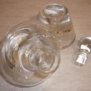 Carafe à vin avec bouchon sur socle en cristal