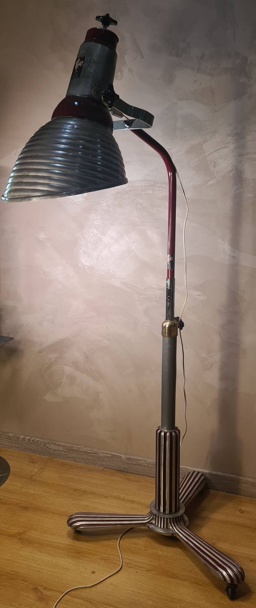 lampadaire 1940  rarestyle projecteur pieds sur roulettes  alu masif    180x110x70
