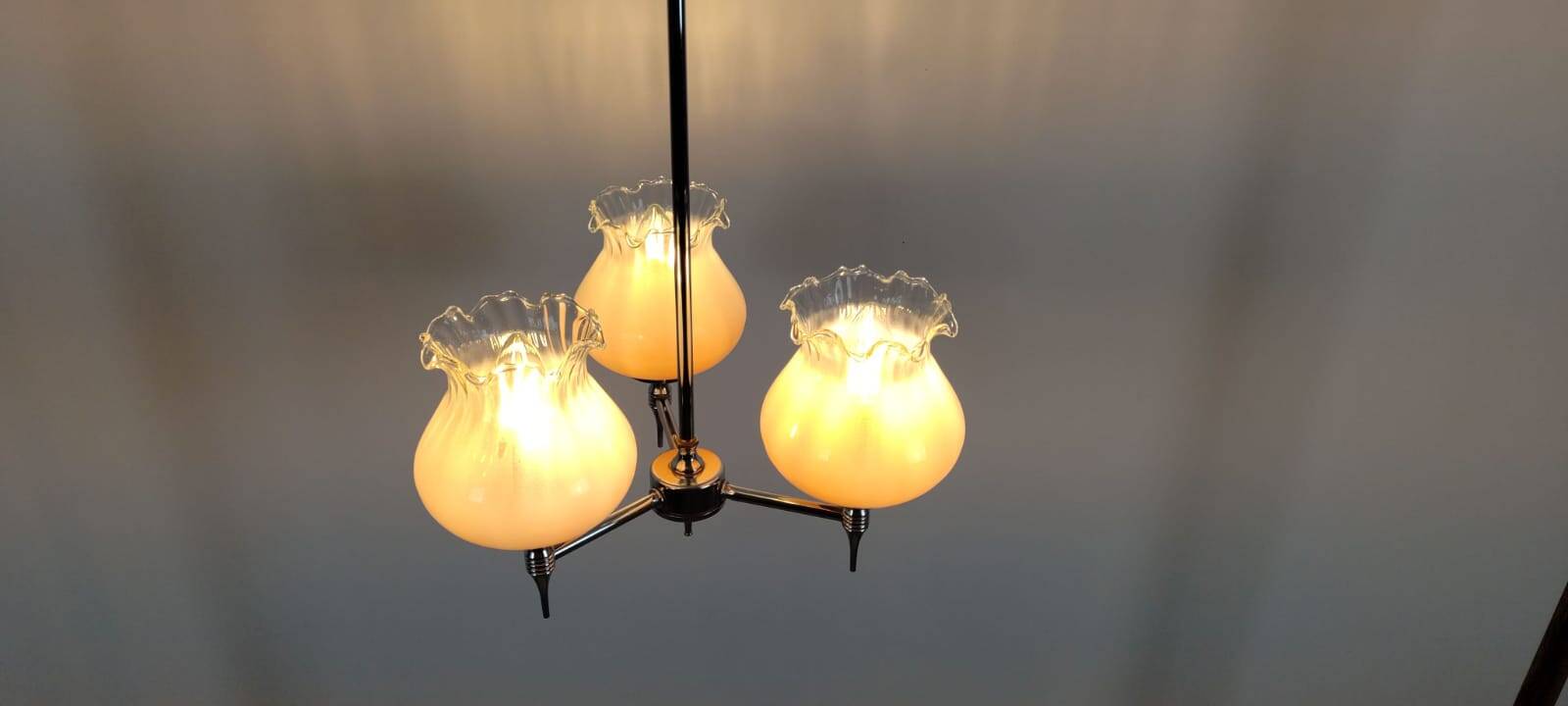 Vintage lustre in pink opaline – Three lights for a subdued atmosphere
