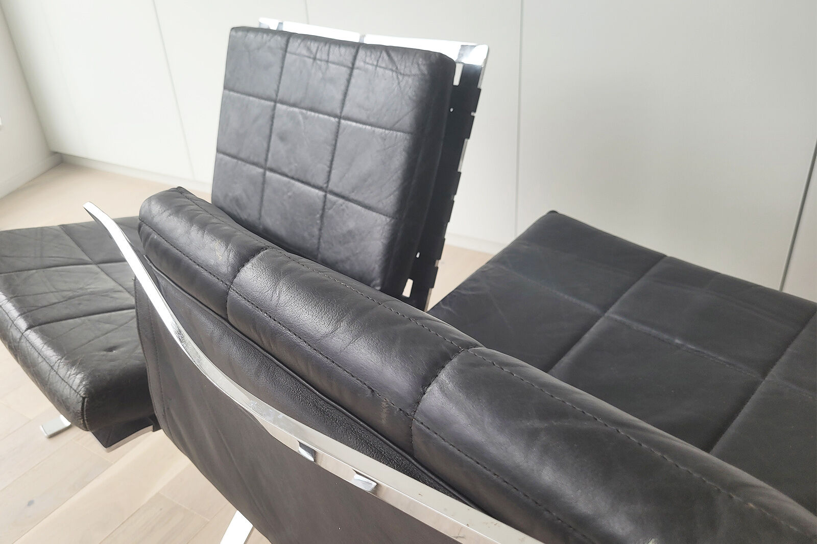 Pair of black leather loung chairs by Hans Eichenberger for Girsberger