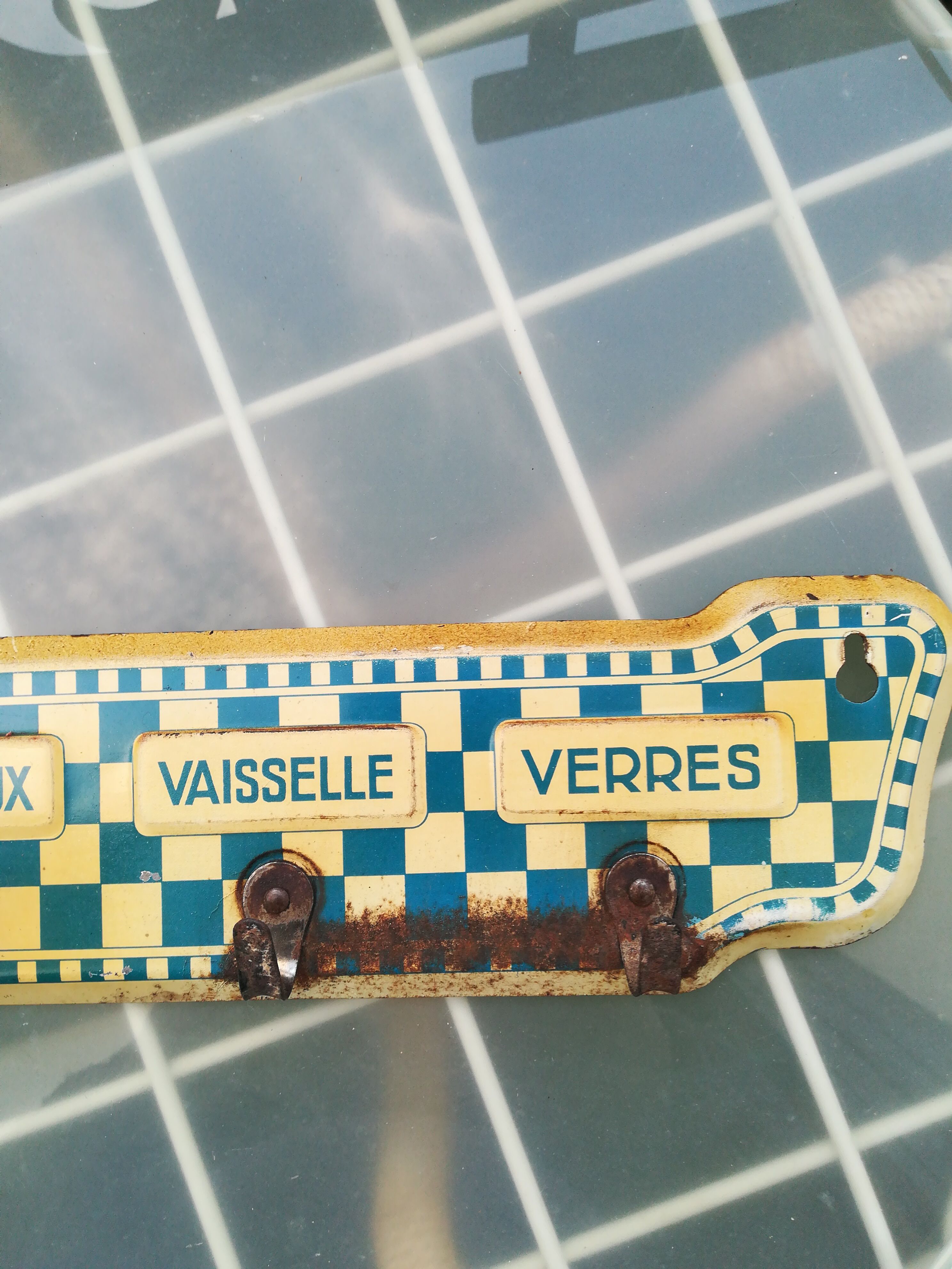 Enamelled plate hung towels