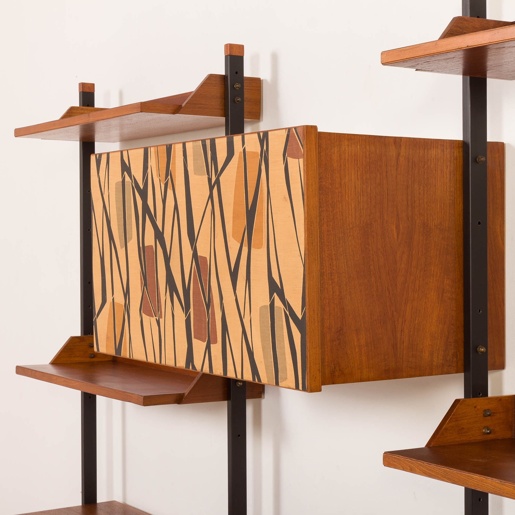 Un meuble mural autoportant italien en teck, des années 1950.