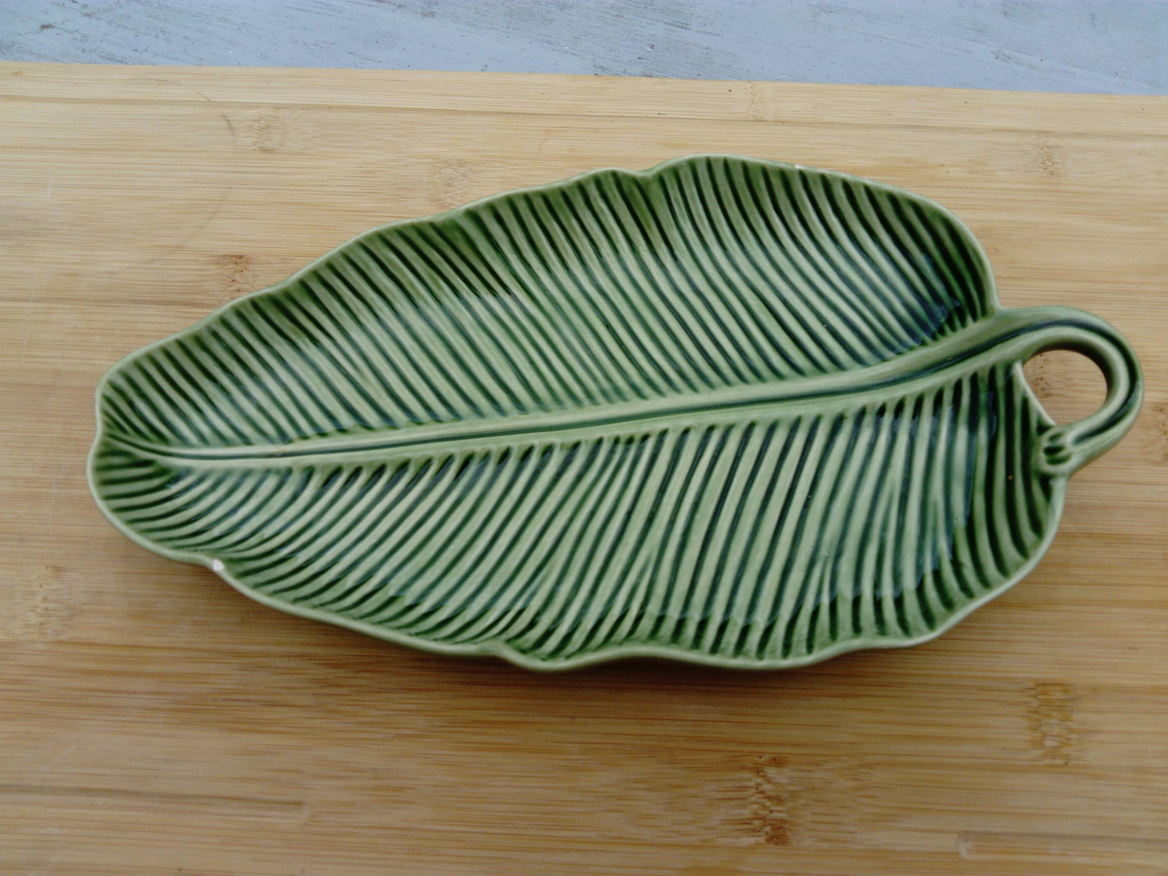 Slip dish in the shape of a palm leaf