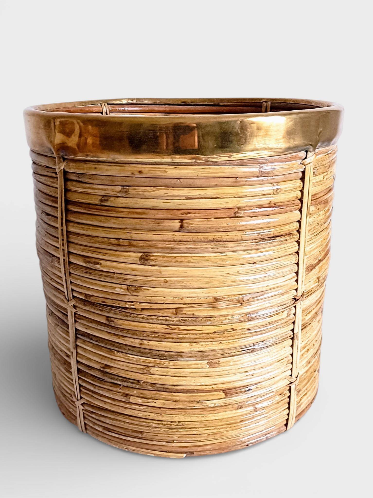 Vase en raphia / rotin organique moderne du milieu du siècle XL avec bord en laiton