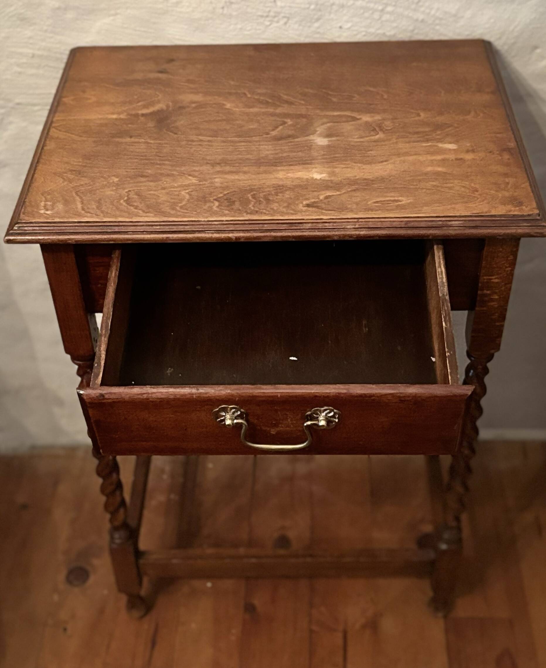 Small vintage side/bedside table from the 1940s – Wood with twisted legs