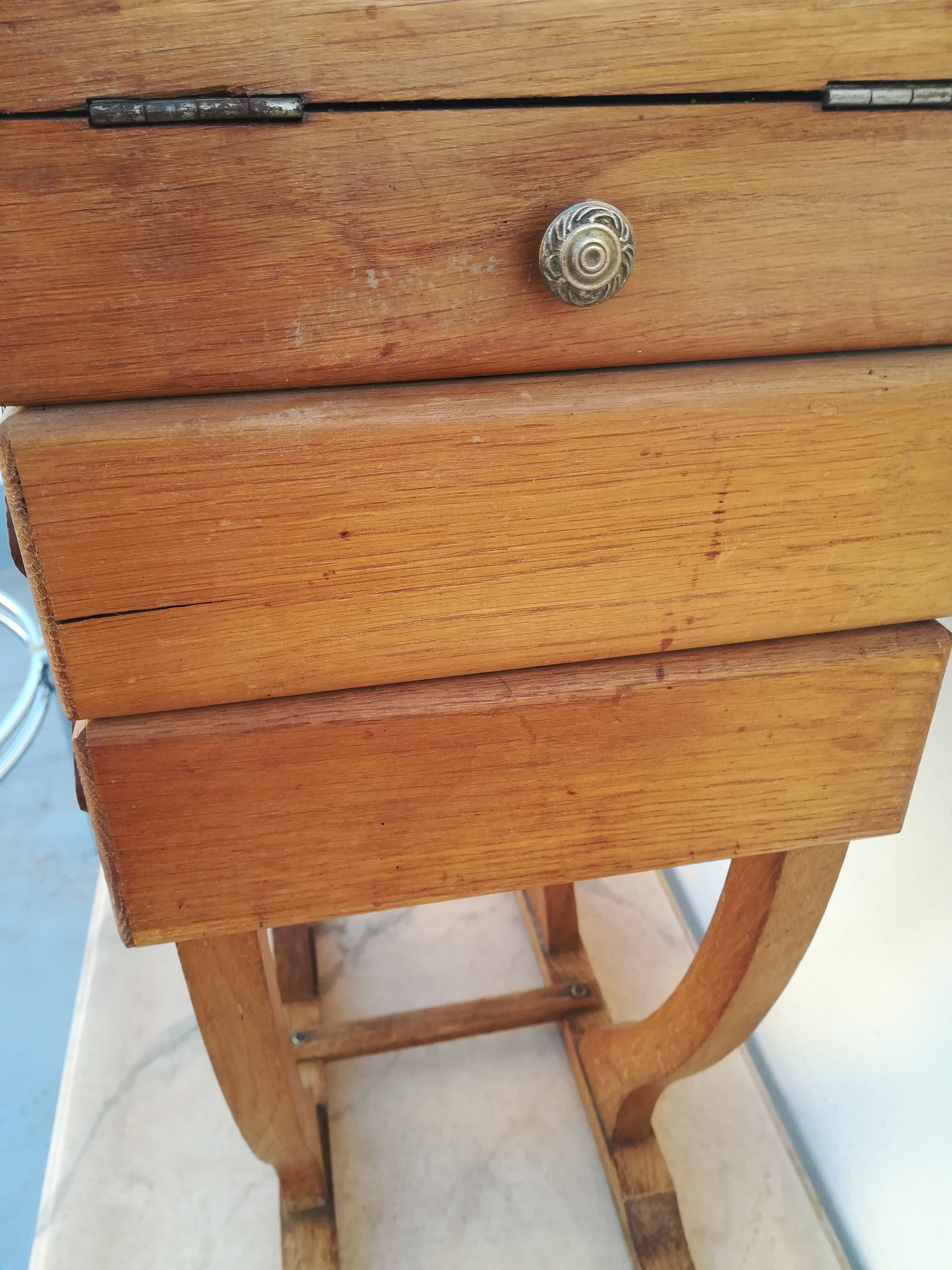 Worker light oak on feet