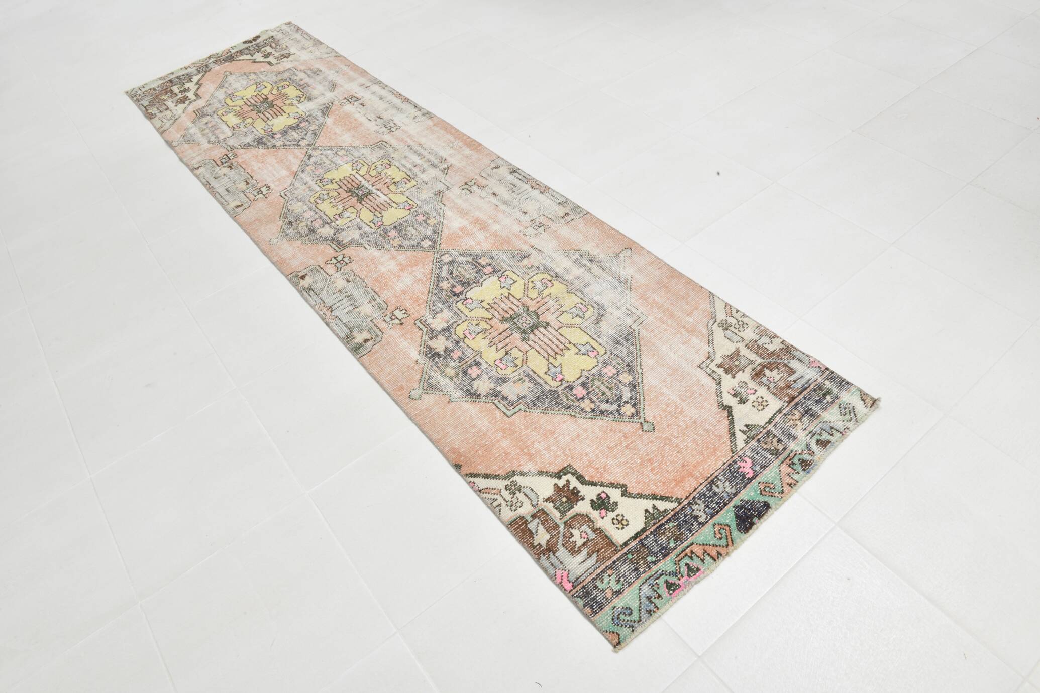 Tapis persan saumon et crème, 82 x 307 cm