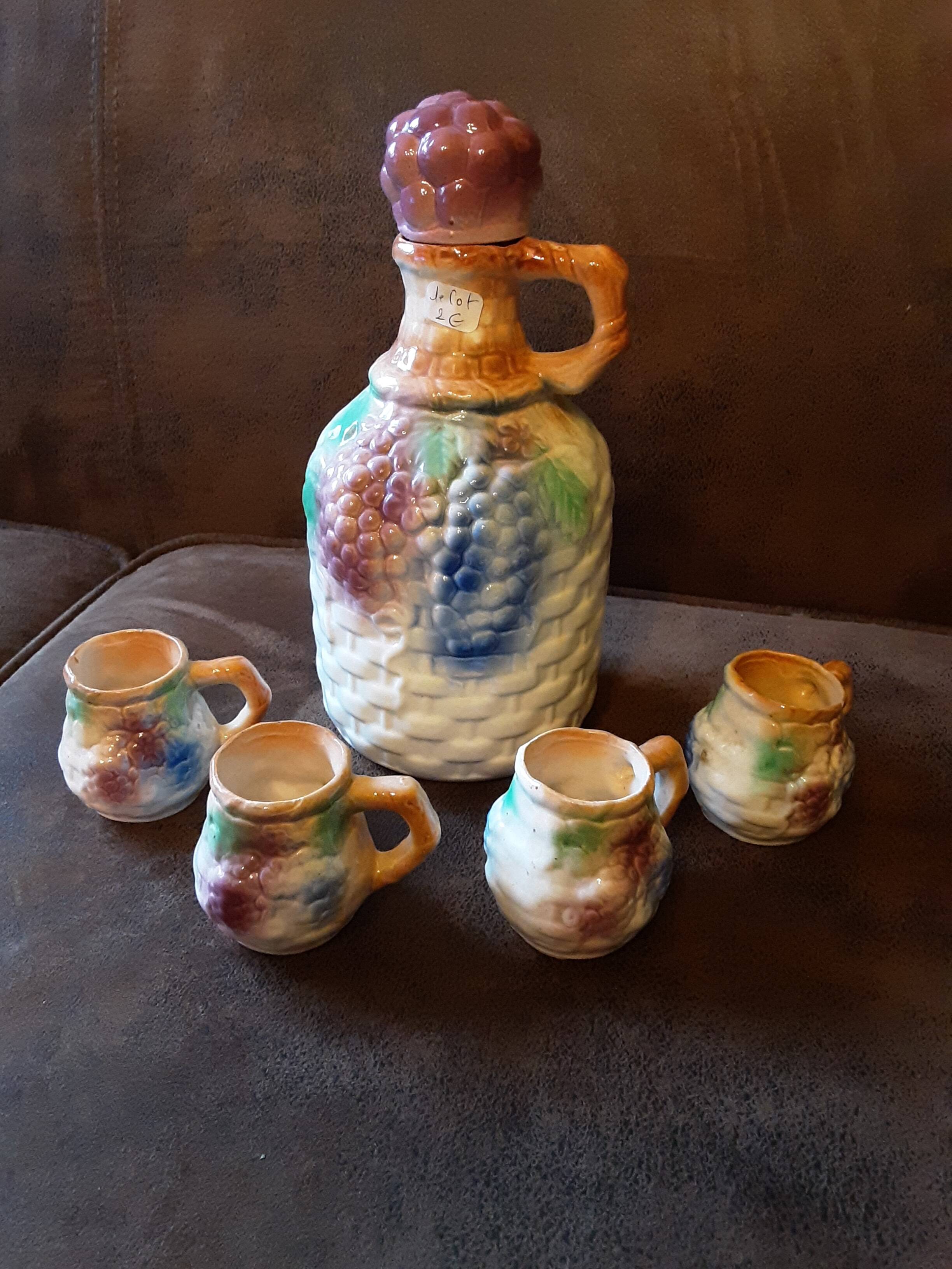 Bottle and its 4 slip cups