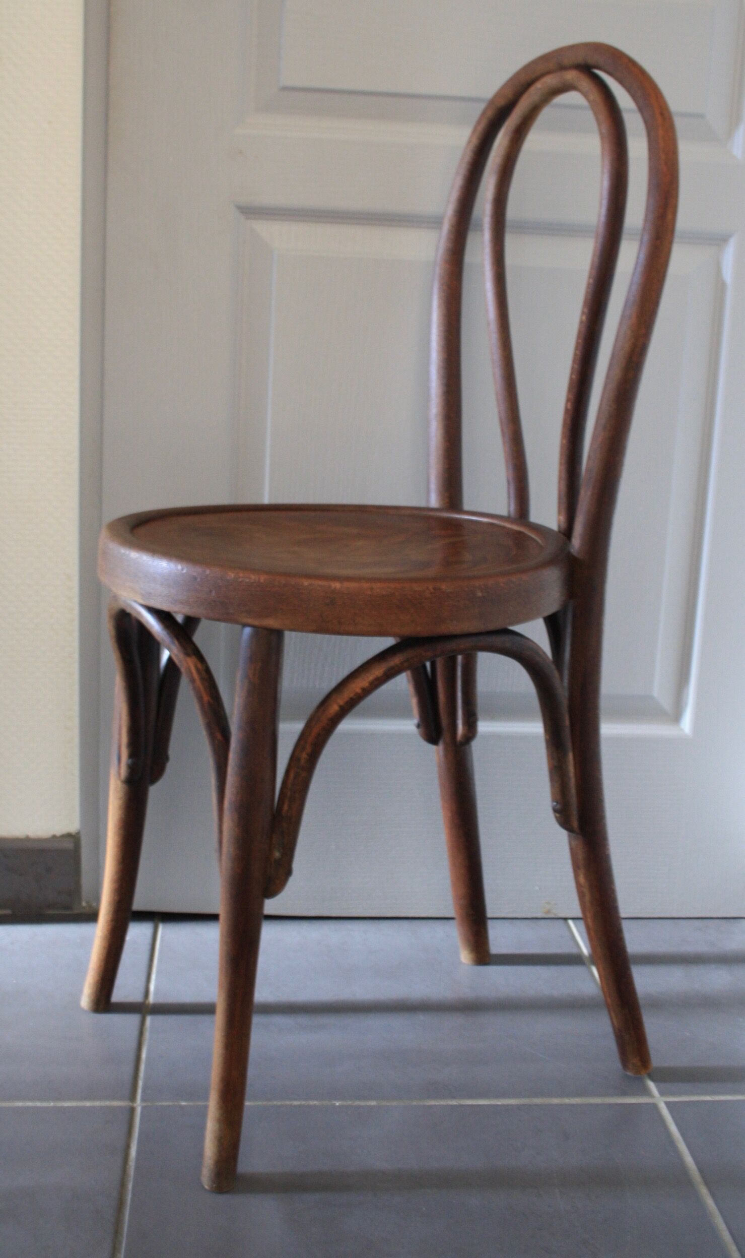 Thonet bistro chair N°18 curved wood-relief pattern on the seat