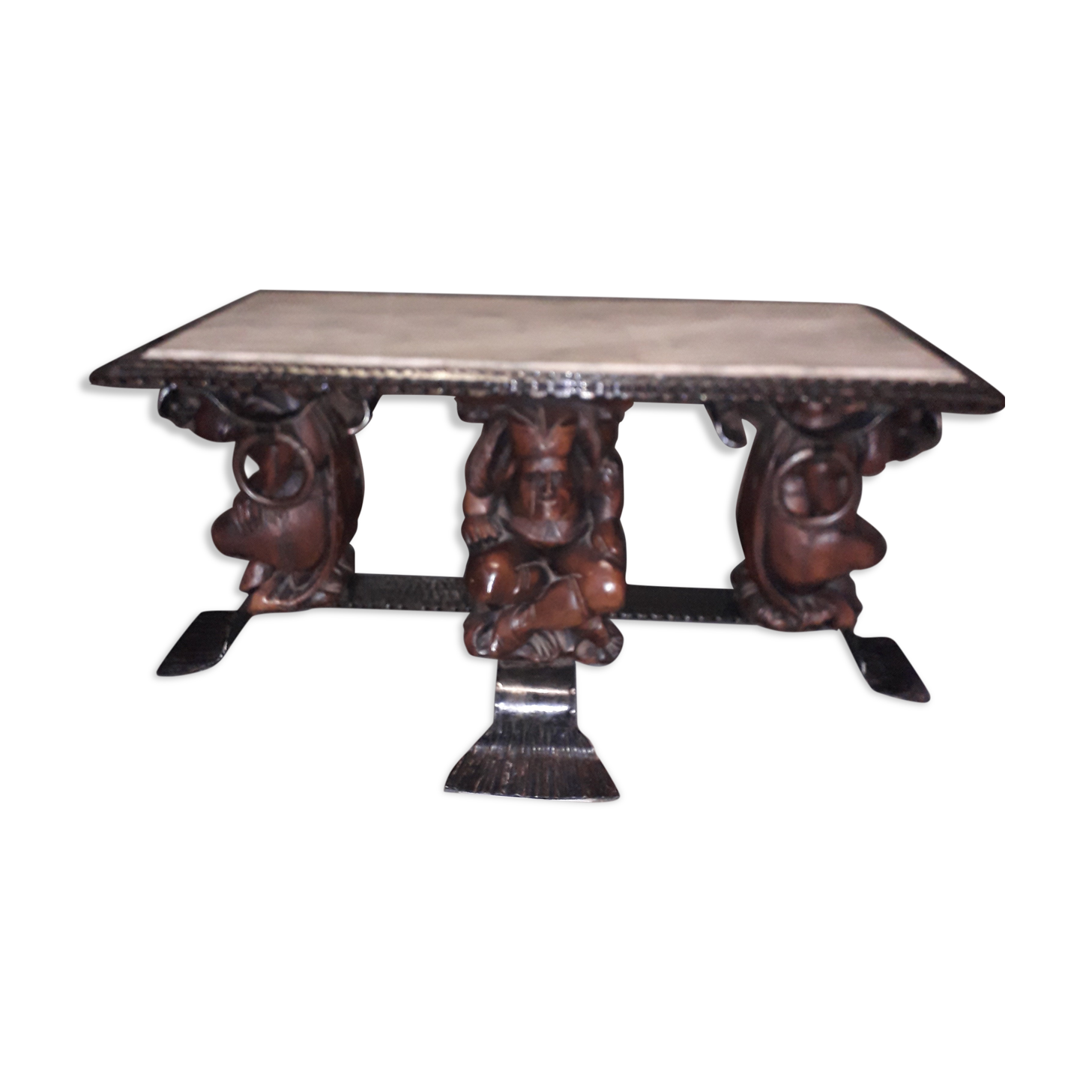 Table basse à motif gothique et marbre