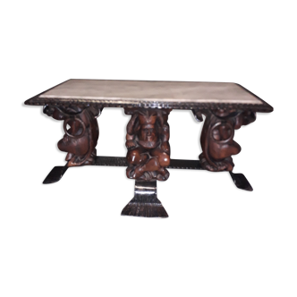 Table basse à motif gothique et marbre