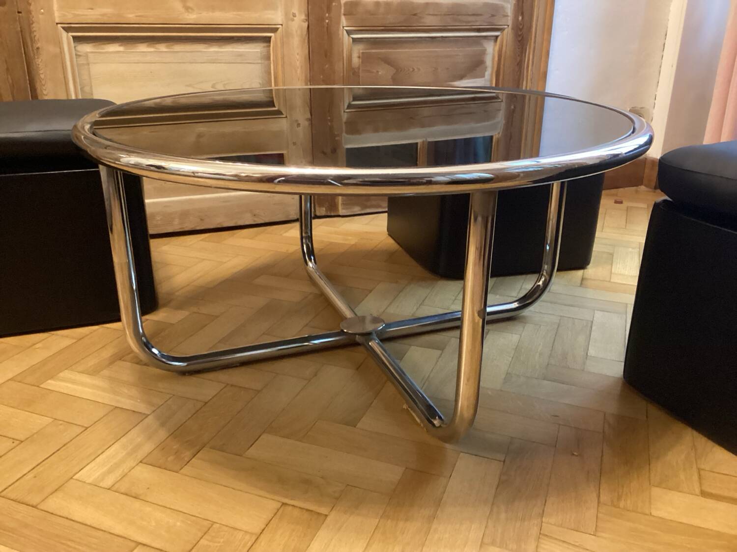 Chrome-plated metal coffee table with 4 vintage nesting poufs