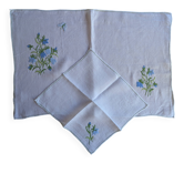 Set rectangulaire et sa serviette assortie brodé main en voile de lin – Campanules & Papillon