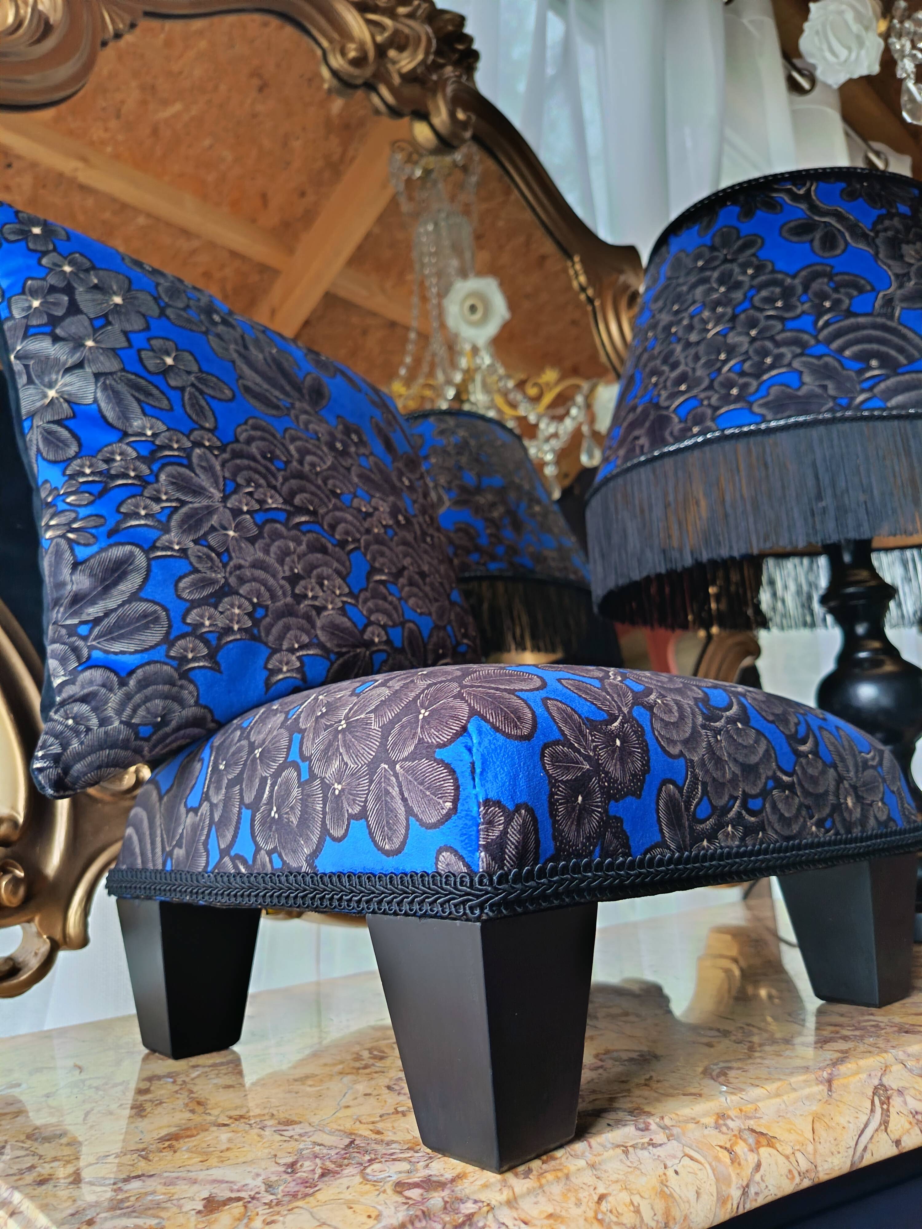 Cushion and its blue phoenix footrest