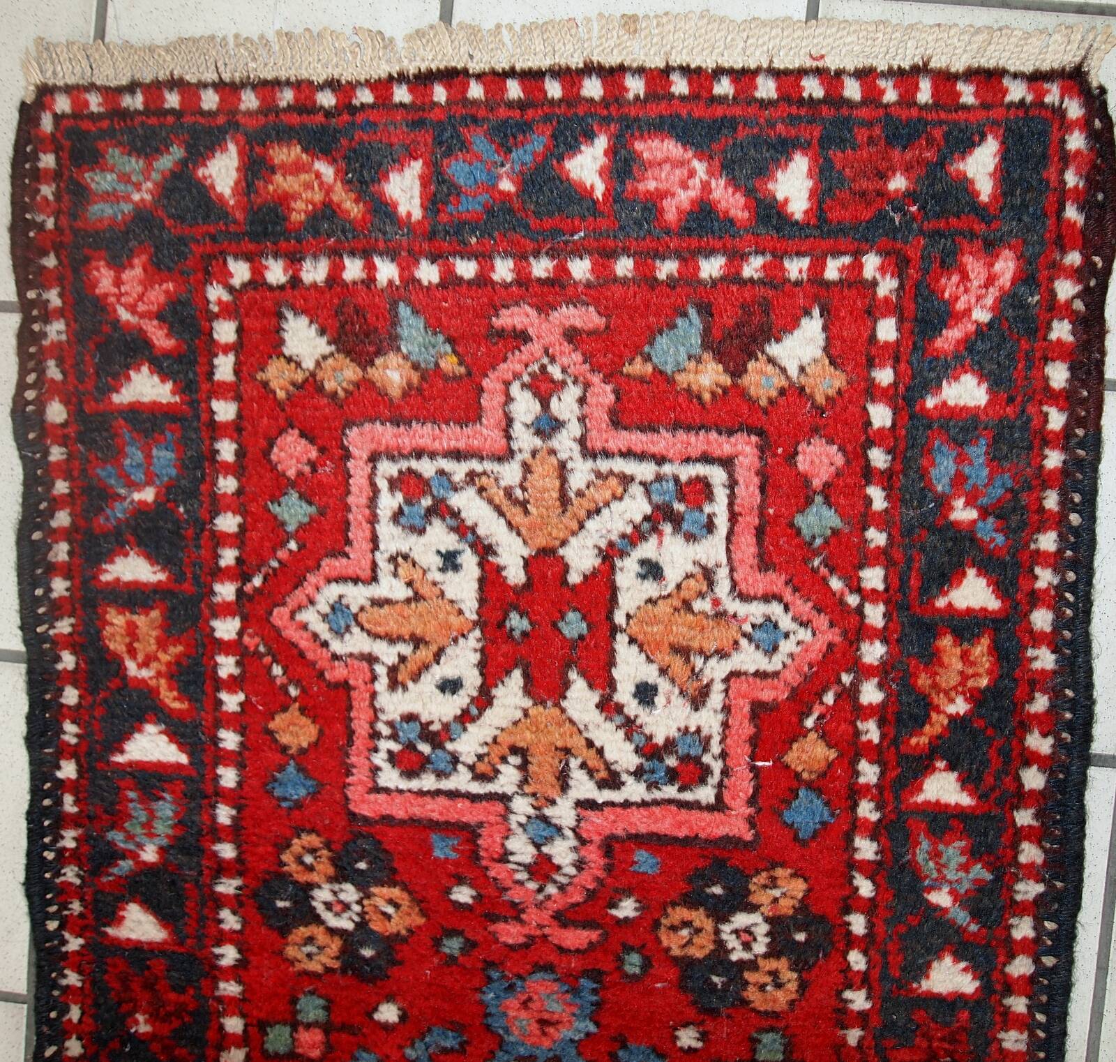 Tapis Couloir Vintage Karajeh du Moyen-Orient, Années 1960, Élégance et Aut