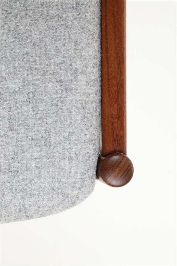 Chaise en teck Ærthøj Jensen & Mølholm entièrement restaurée avec un revêtement en feutre de laine / Design danois moderne du milieu du siècle / Années 1960