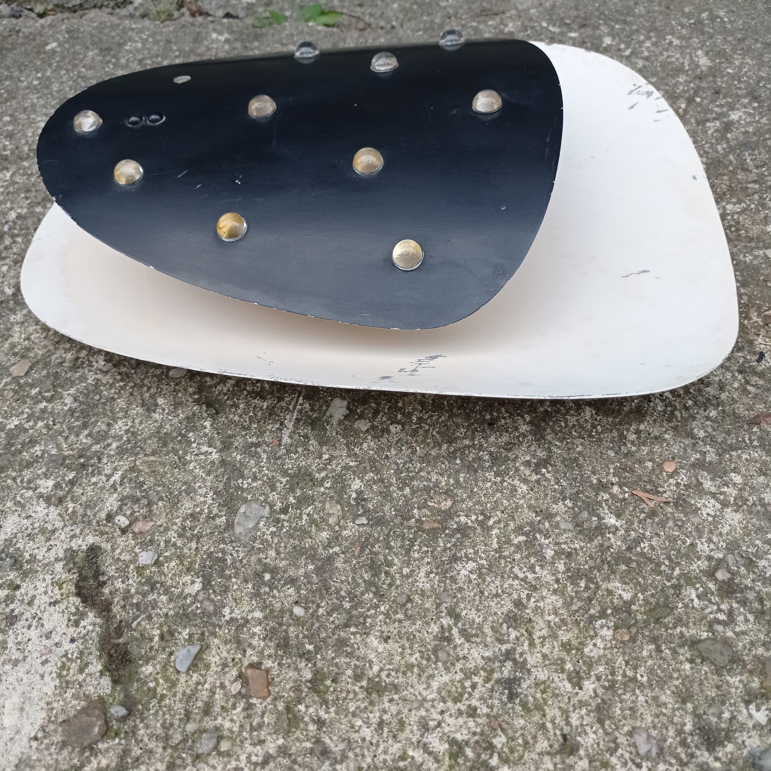 Applique murale décorative en métal des années 1950