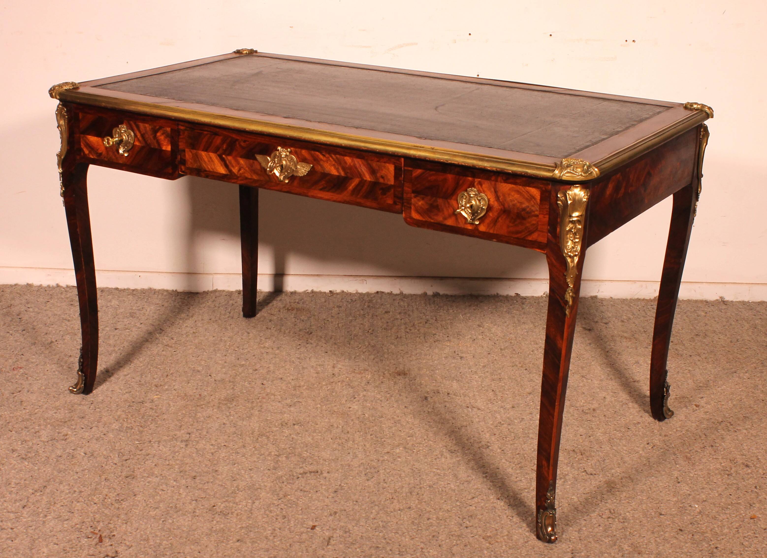 Bureau de style Louis XV en marqueterie - 19° siècle