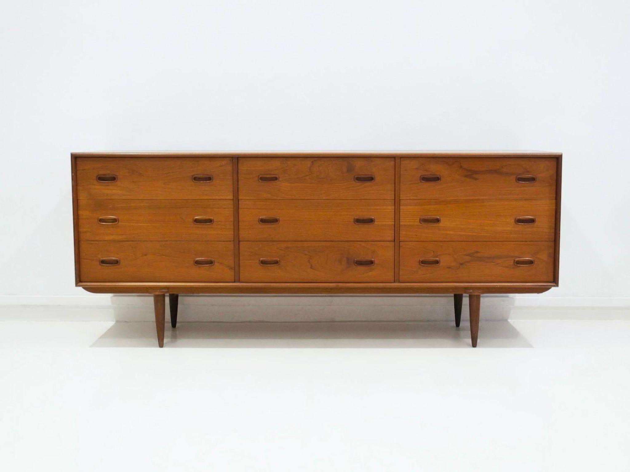 Enfilade scandinave moderne en teck avec tiroirs