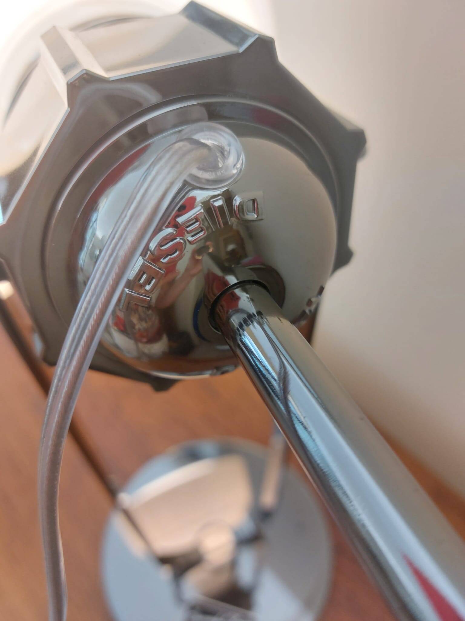 Lampada da tavolo "Glas" in vetro opalino e acciaio cromato