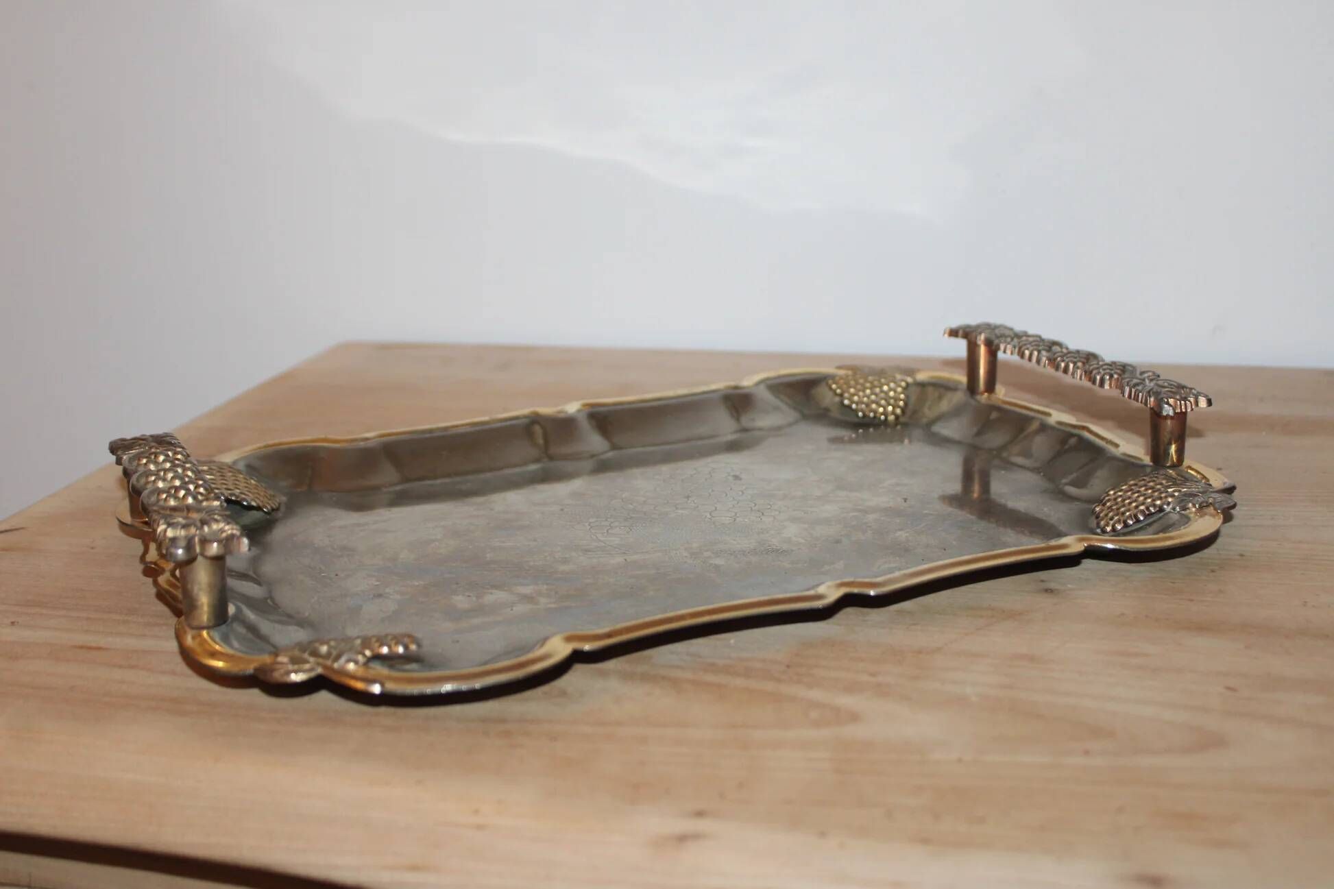 Vintage silver and gold metal serving tray – Grape cluster decoration – 36 cm