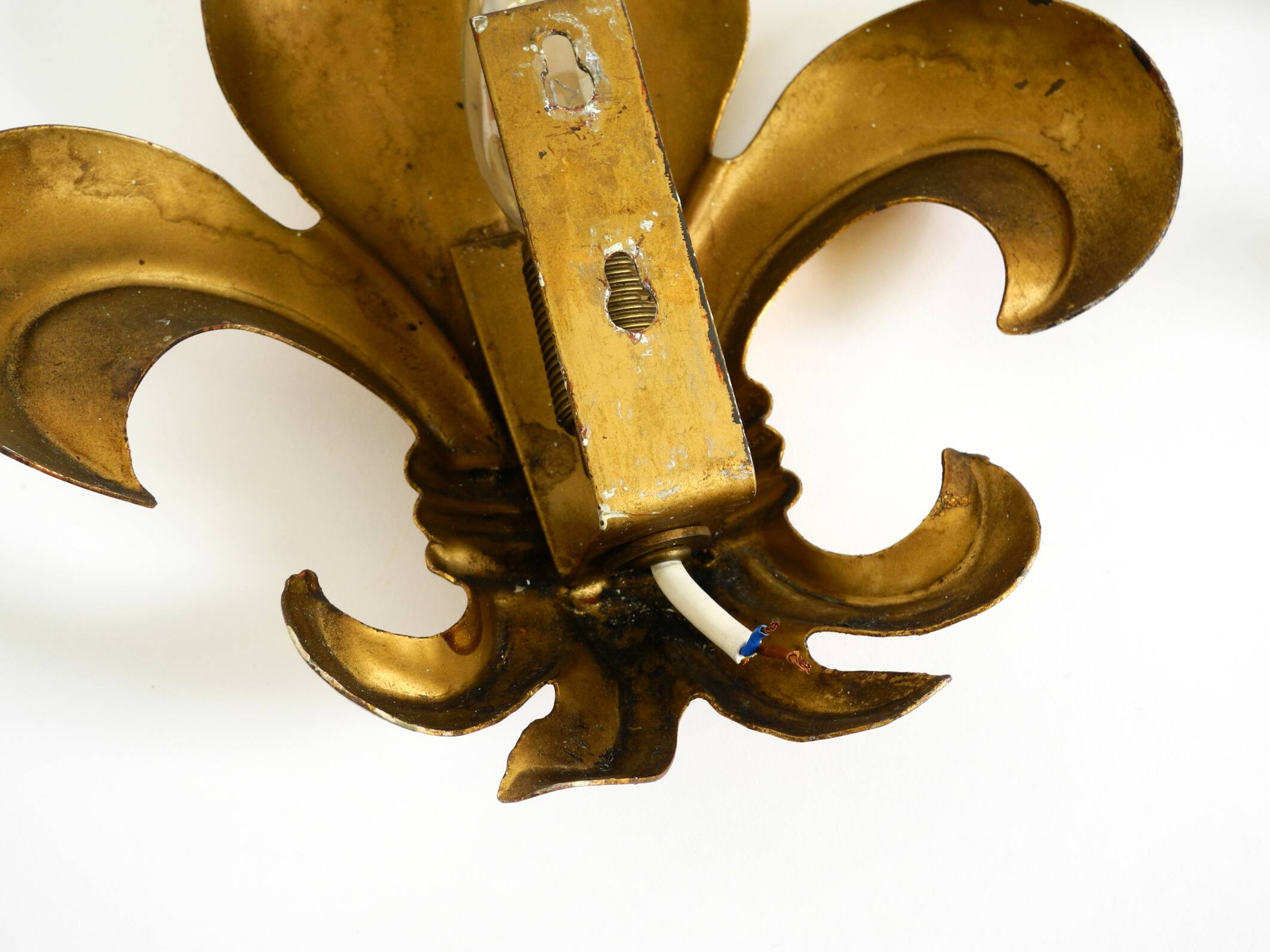 Une paire de grandes appliques murales en métal doré Fleur-de-Lis des années 1970 par Hans Kögl.
