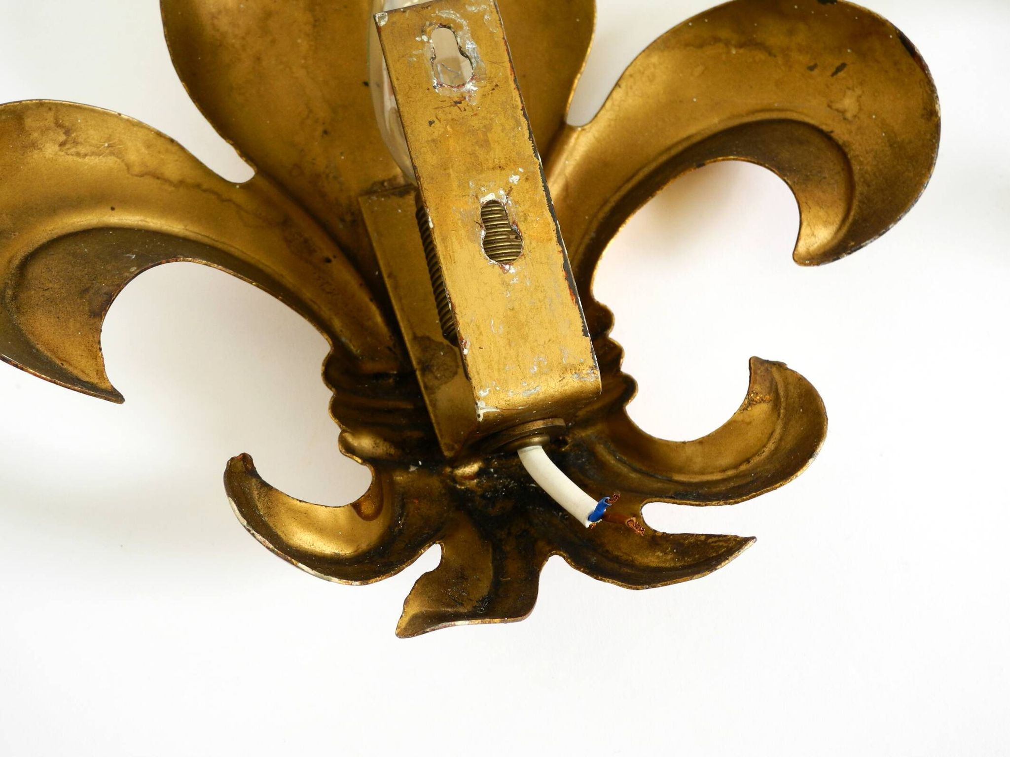 A pair of large 1970s gilt metal Fleur-de-Lis wall lamps by Hans Kögl