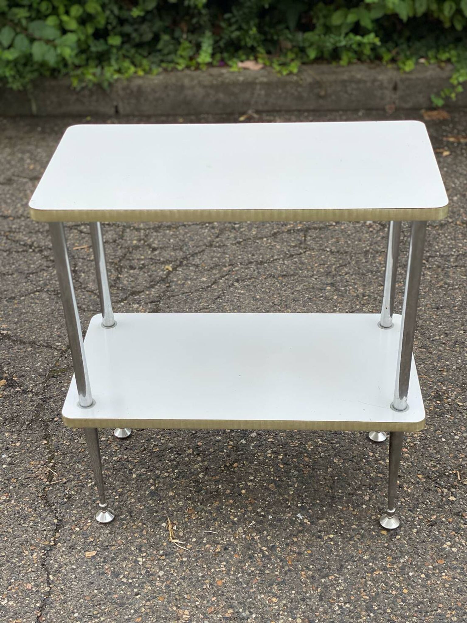 Desserte blanche et dorée en acier et bois