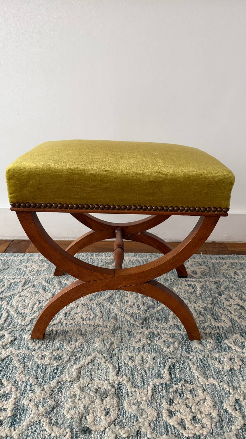 Tabouret curule ancien — noyer, tissu chartreuse, clous laiton