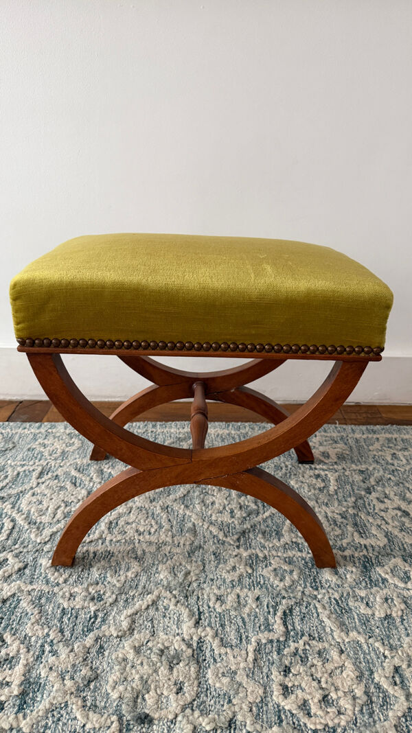 Tabouret curule ancien en noyer, tissu chartreuse et clous en laiton