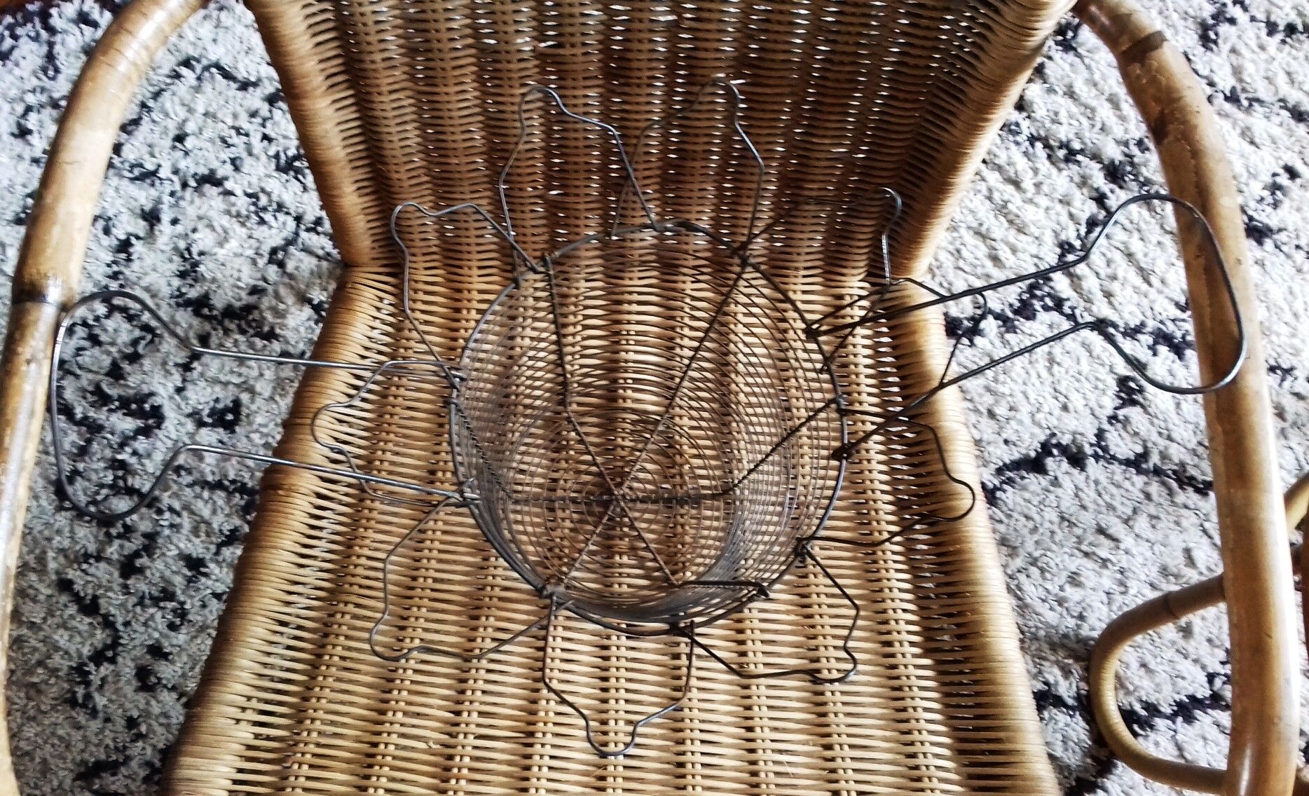 Salad basket opening star metal wire two handles