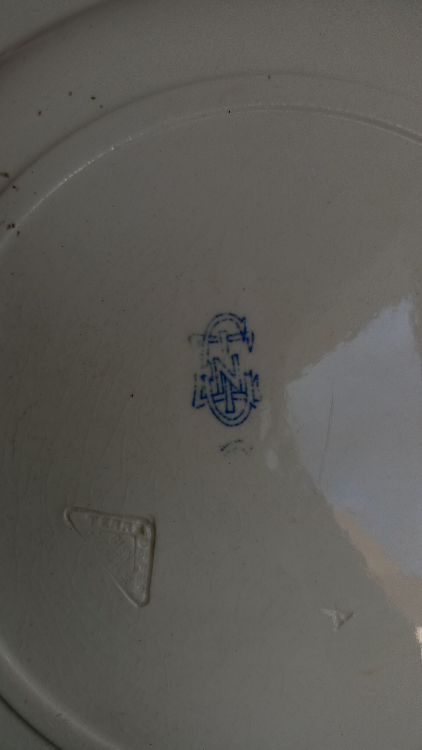 Gien plate in ivory iron - Saint-Quentin - WWI