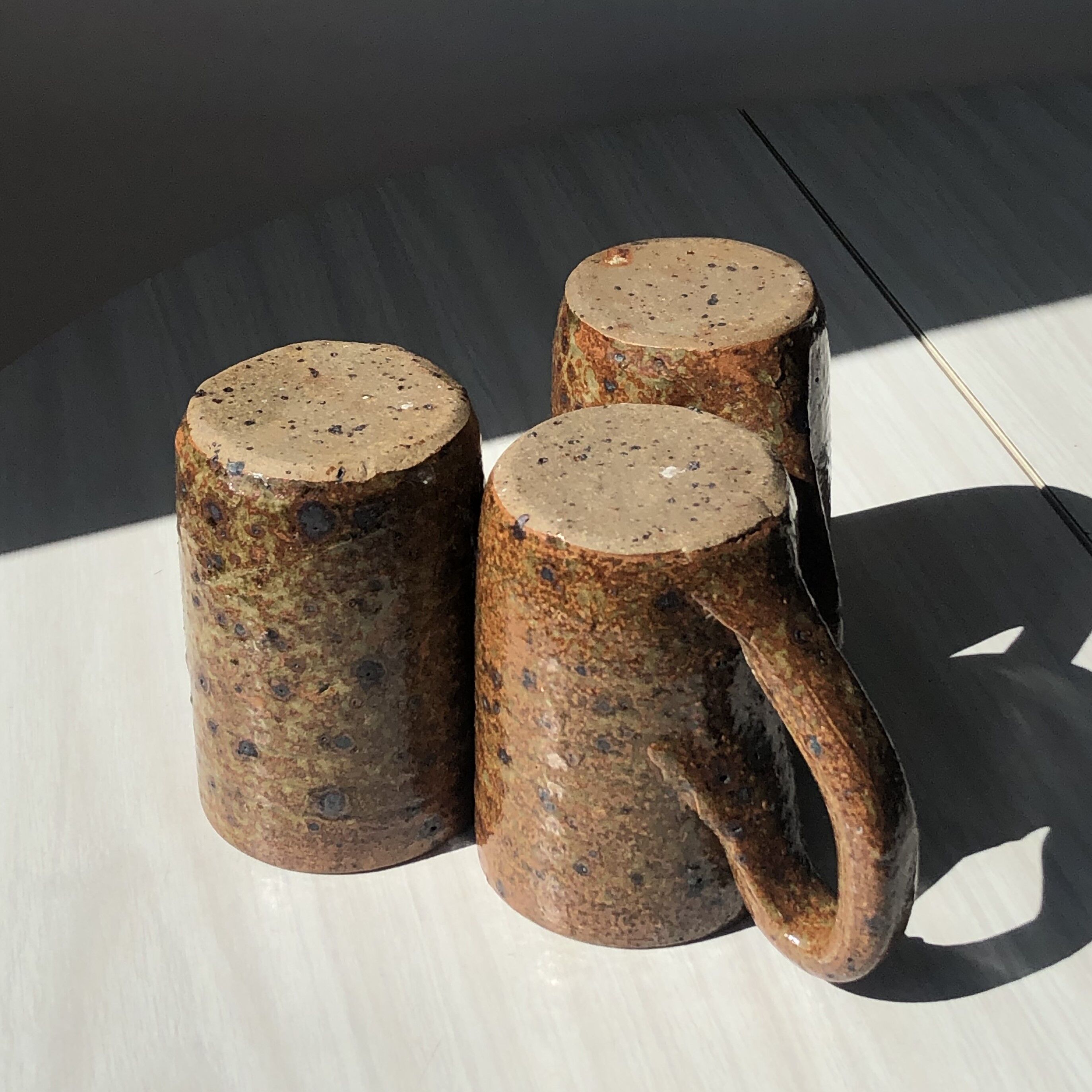 Lot de 3 mugs/tasses en grès pyrité