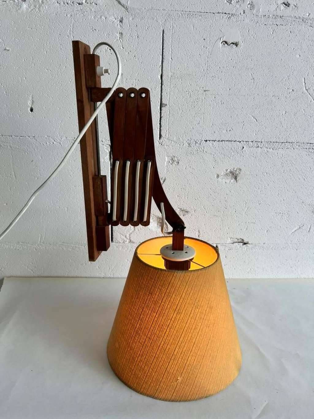 VINTAGE WOODEN WALL LAMP / SCISSOR LAMP WITH LAMPSHADE 'ARO LEUCHTEN'