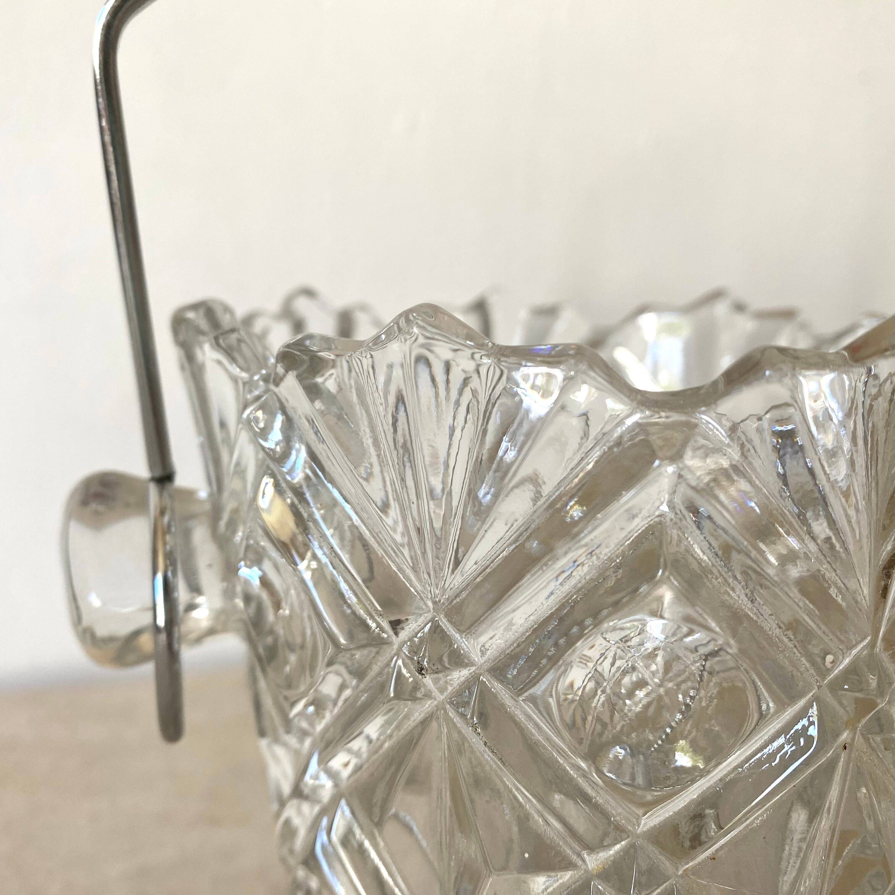 Serrated glass ice bucket