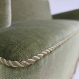 Canapé danois 2 places des années 1970, velours d'ameublement vert, pieds en bois de hêtre.