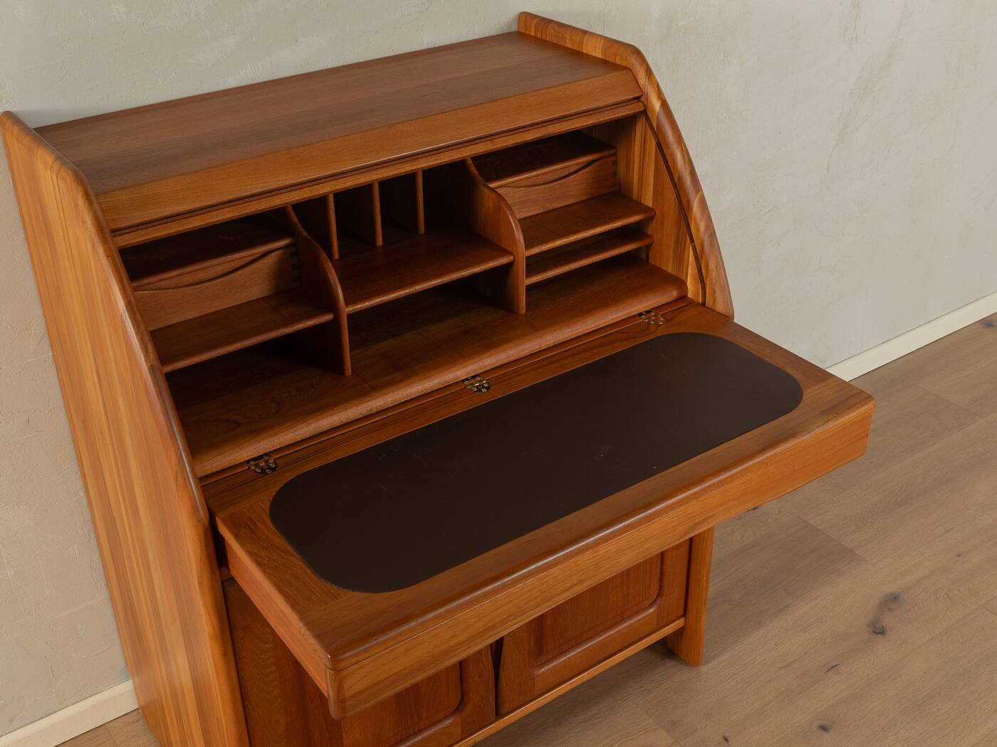 1980s Bureau, Ansager