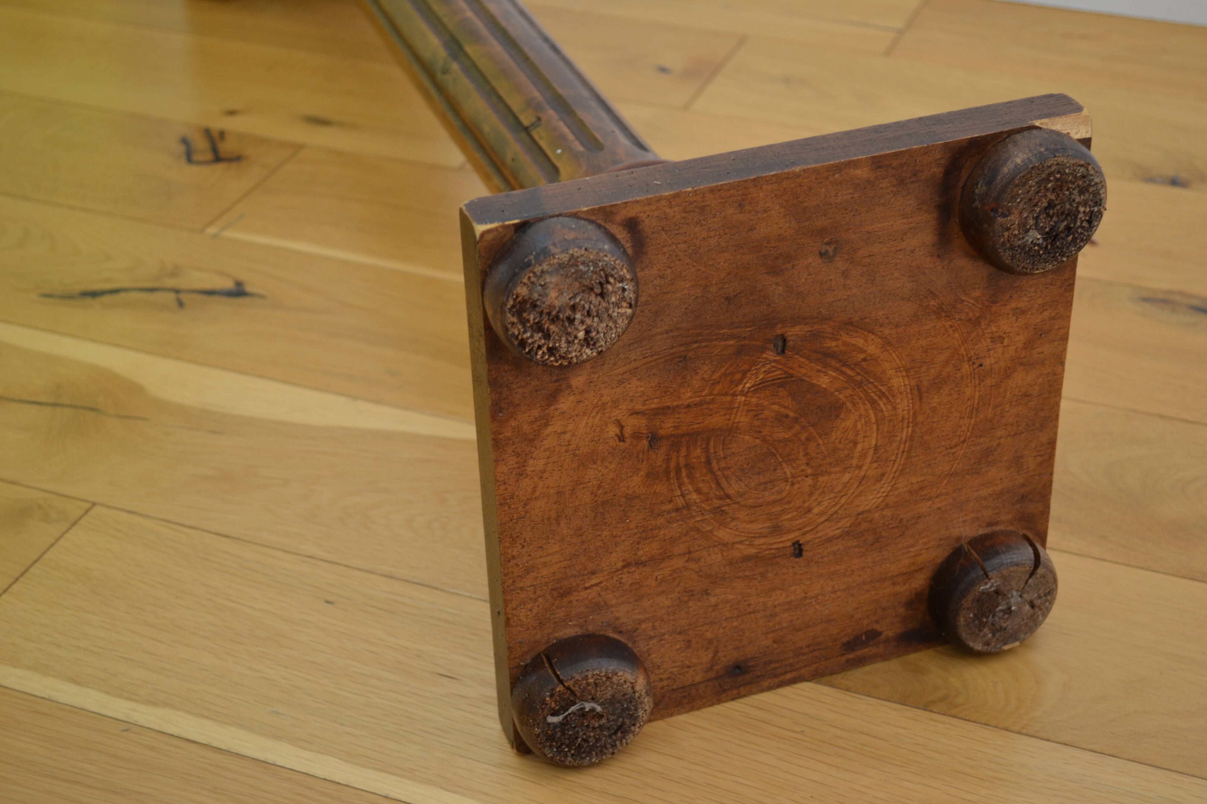 Wooden column pedestal in Louis XVI style, height: 93 cm.