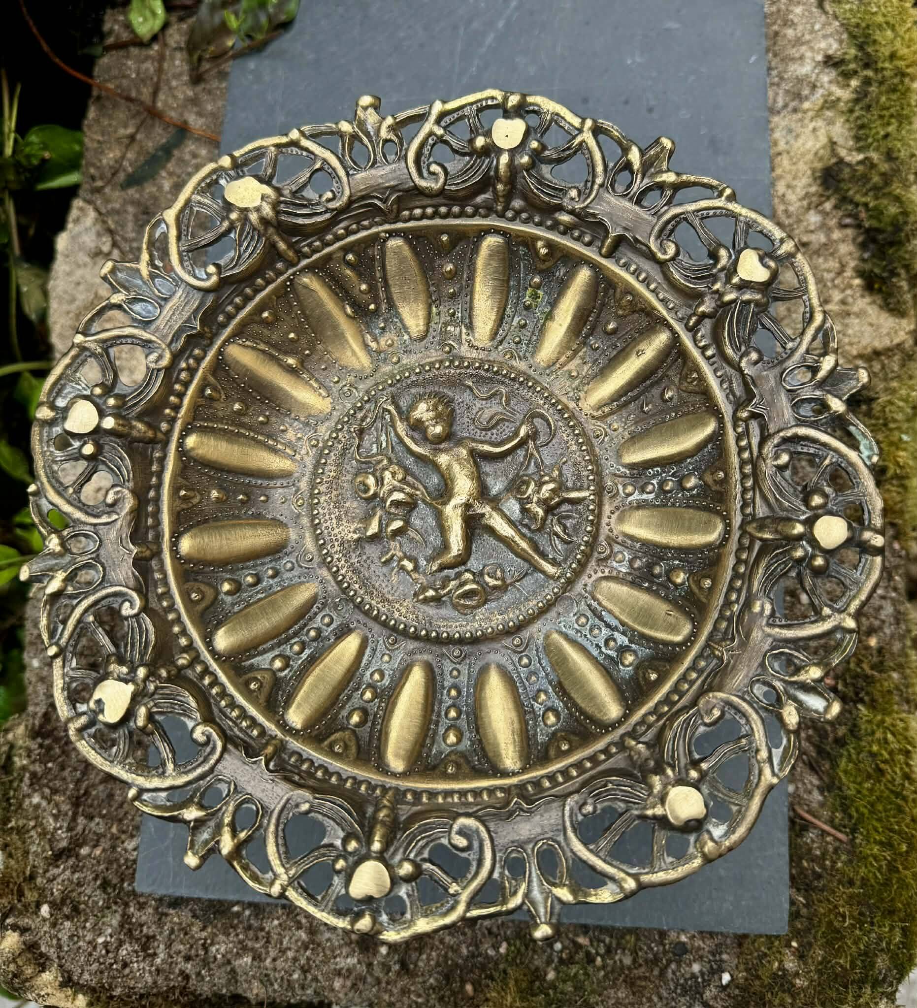 Large fruit bowl centrepiece in bronze from the 19th century.